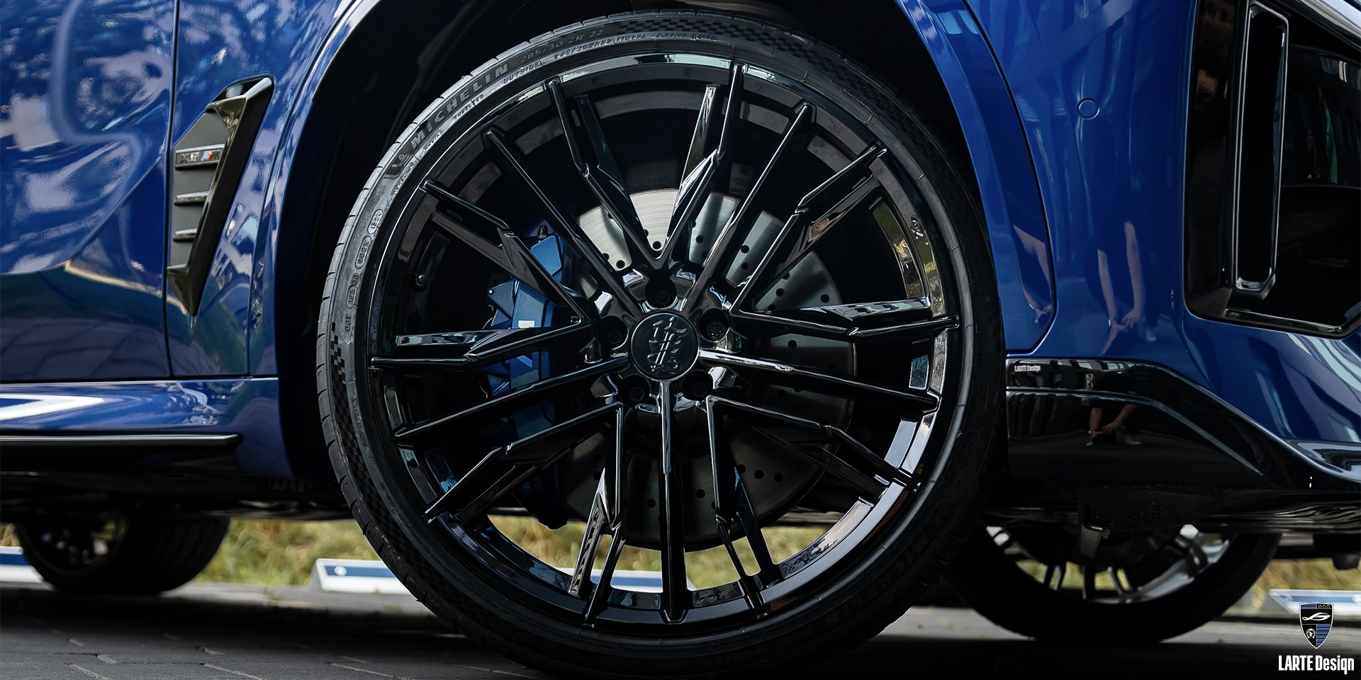 Forged rims for BMW X5M Facelift family car highlighting its speed and style.