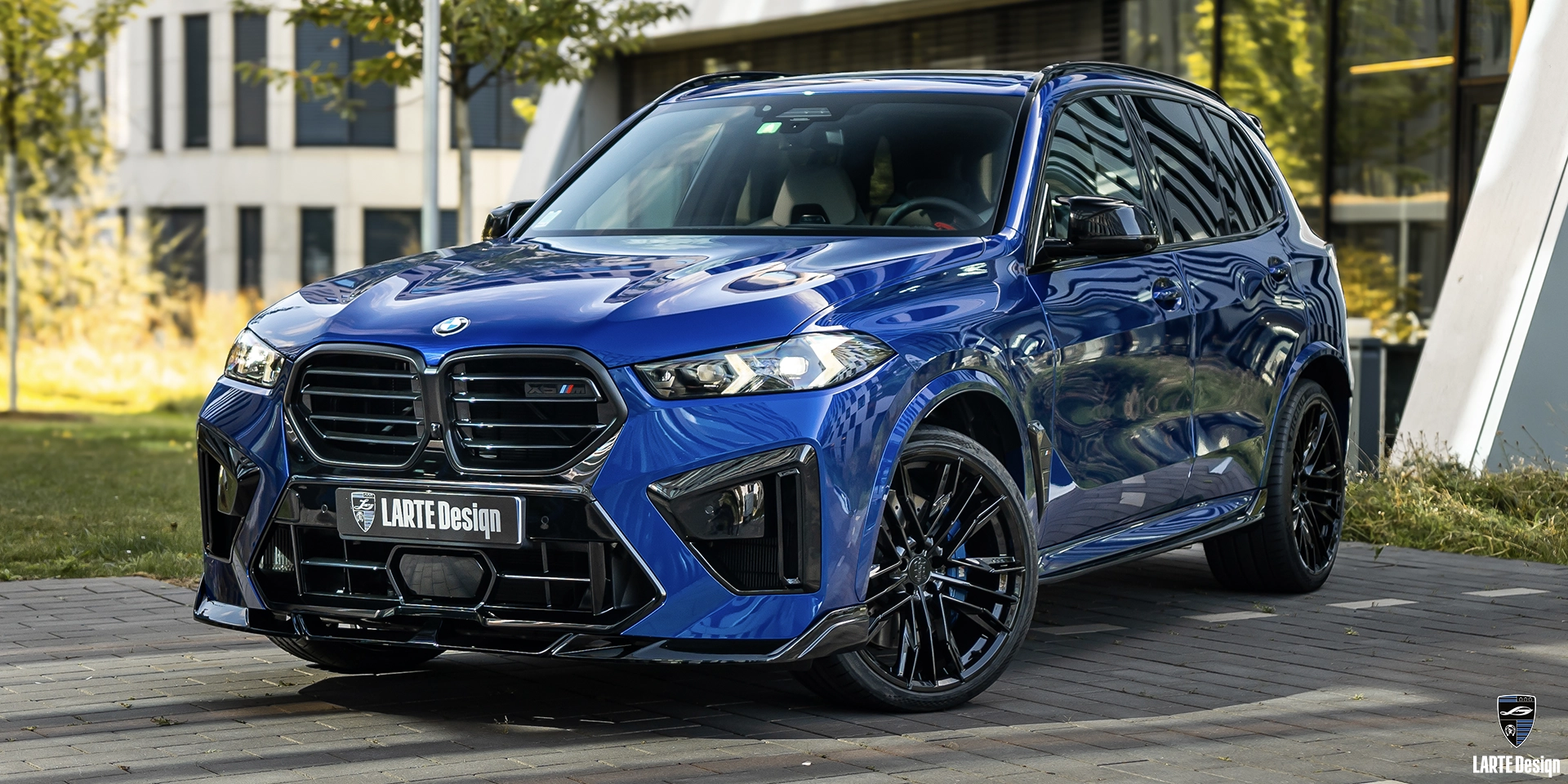 Side profile of BMW X5M Facelift family car with Larte Performance side skirts and forged wheels.