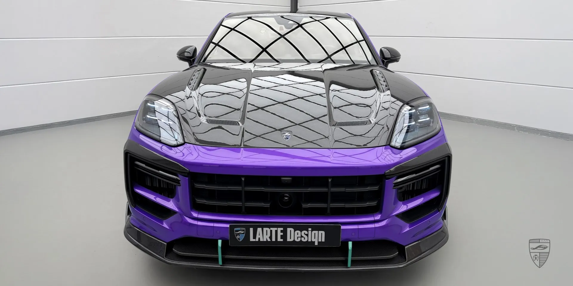 Carbonfaser-Porsche Cayenne Turbo E‑Hybrid Kit – Detailaufnahme mit Fokus auf der Carbonstruktur