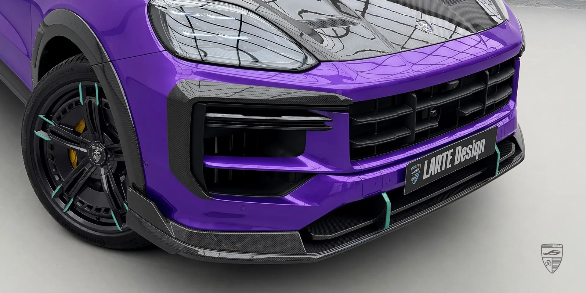 Nahaufnahme der Carbon-Frontlippe am Cayenne Turbo E‑Hybrid – Makrodetail der Kontur der Lippe