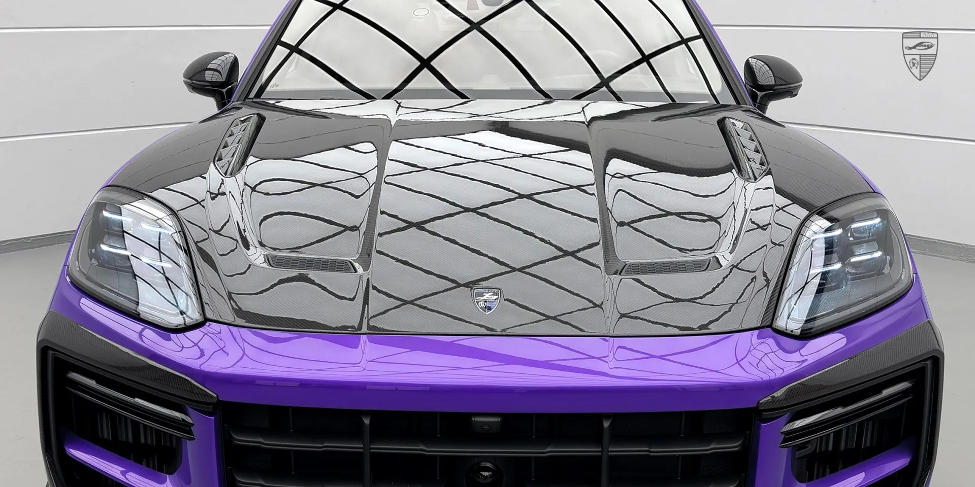 Dry-Carbon Cayenne E‑Hybrid Bodykit – Nahaufnahme zur Hervorhebung des Dry-Carbon-Musters