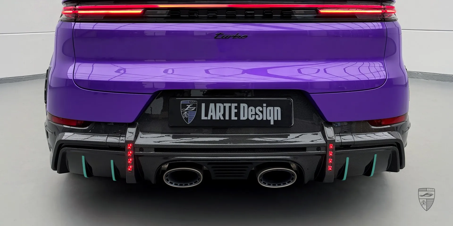 Premium-Carbon-Diffusor Porsche Cayenne E‑Hybrid – Enges Makrobild der Diffusorgeometrie