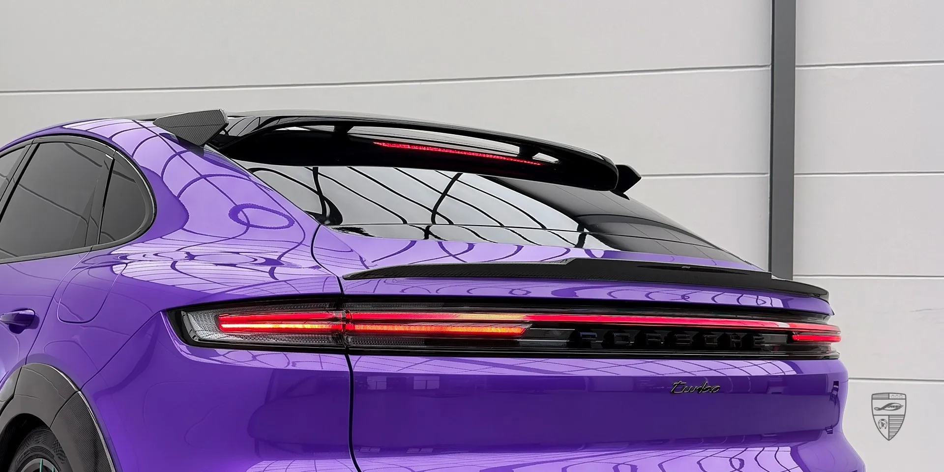 Heckansicht: Cayenne Turbo E‑Hybrid Diffusor und Spoiler-Kombination – aerodynamischen Harmonie