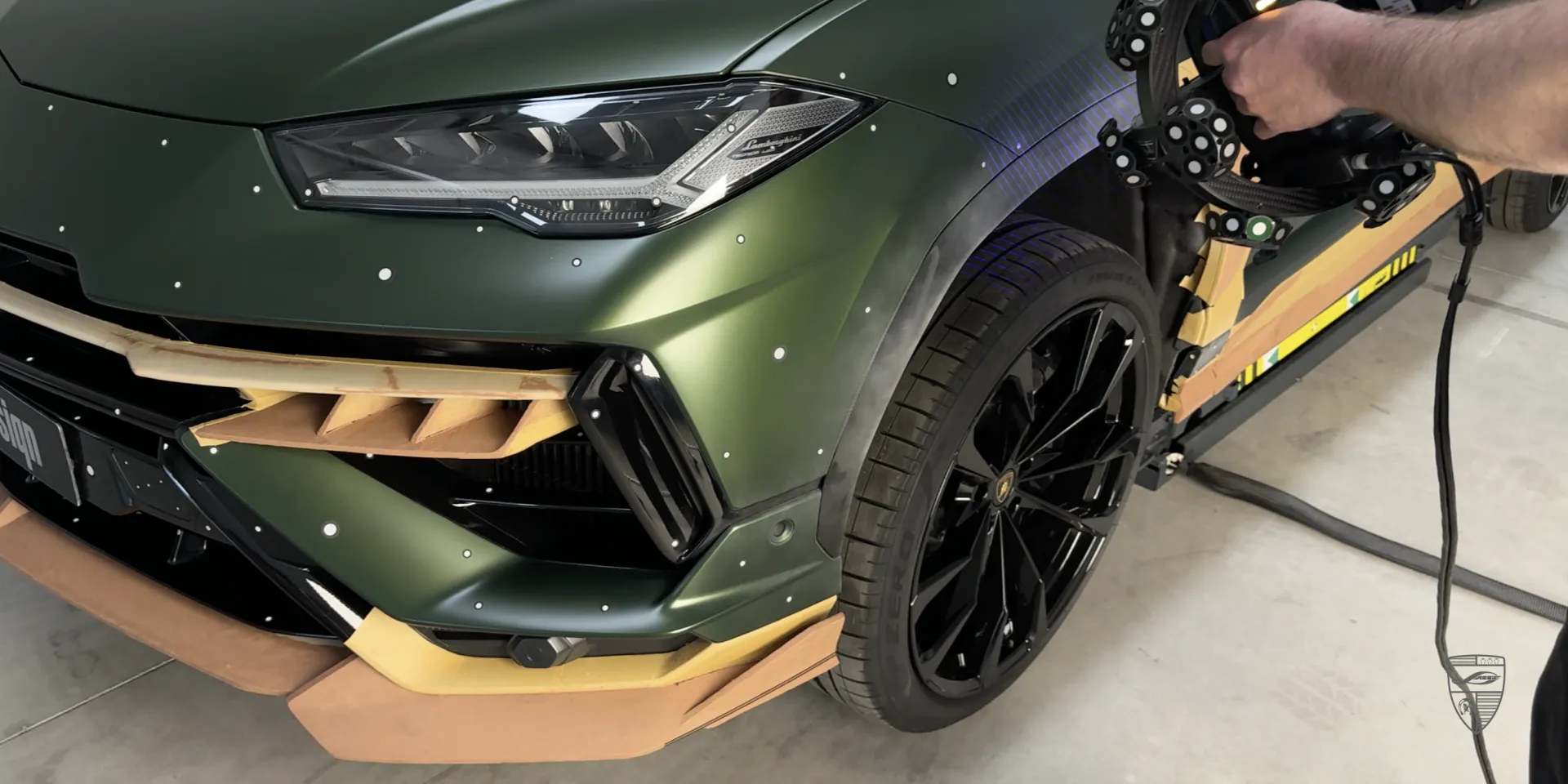Clay-Modellierprozess im Automobildesign: Schritt-für-Schritt-Erstellung der Außenform eines Autos