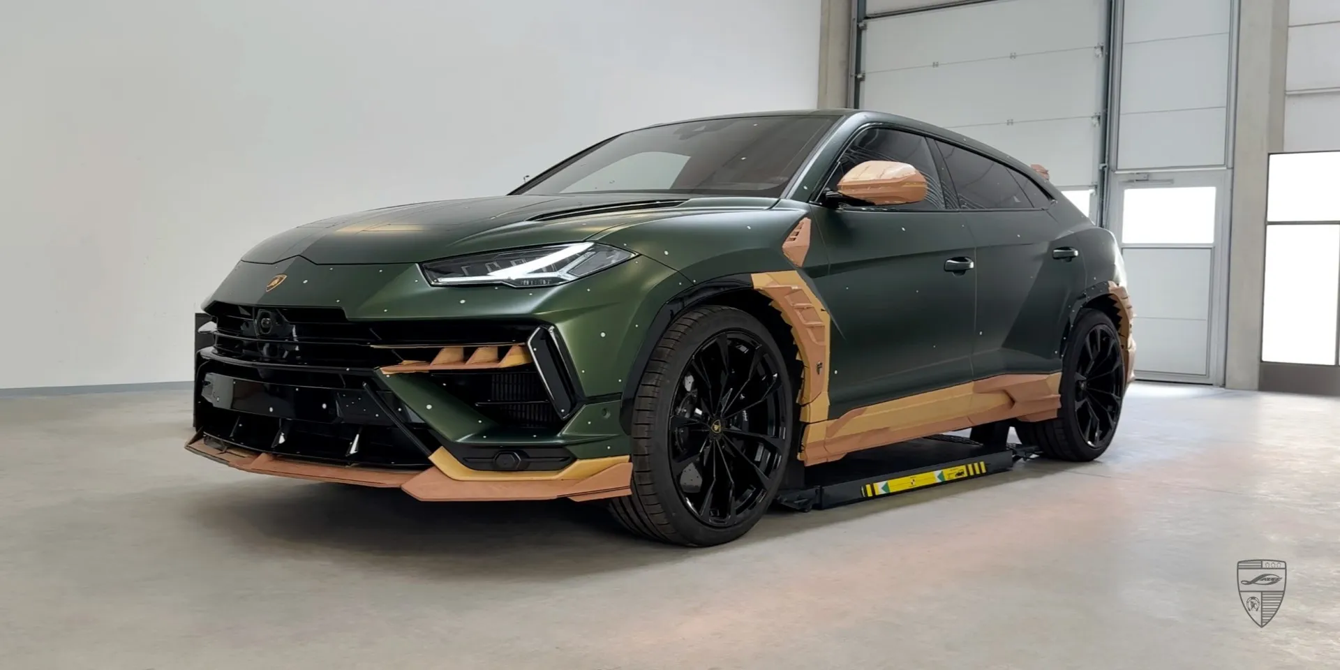 Tonstudio für Automobildesign: Arbeitsbereich mit Vollskalen-Tonmodellen und Stylingwerkzeugen
