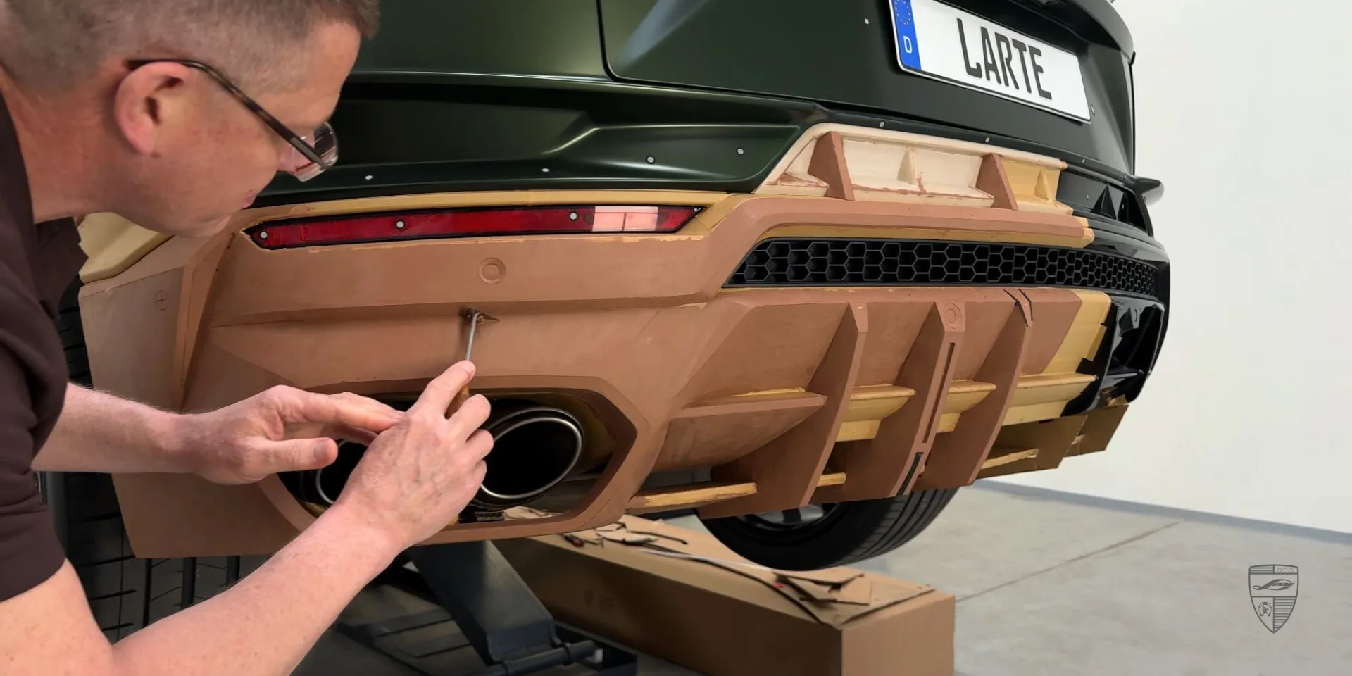 Modellieren eines Autotonmodells: Designer verfeinert Körperlagen mit Handwerkzeugen