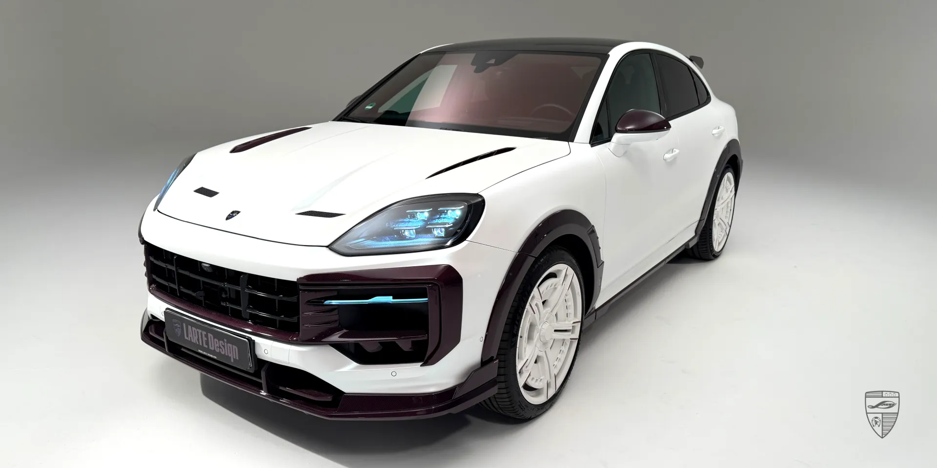2026 Weißer Porsche Cayenne mit individuellem Karosseriebau und pinken Trocken‑Kohlefaserakzenten