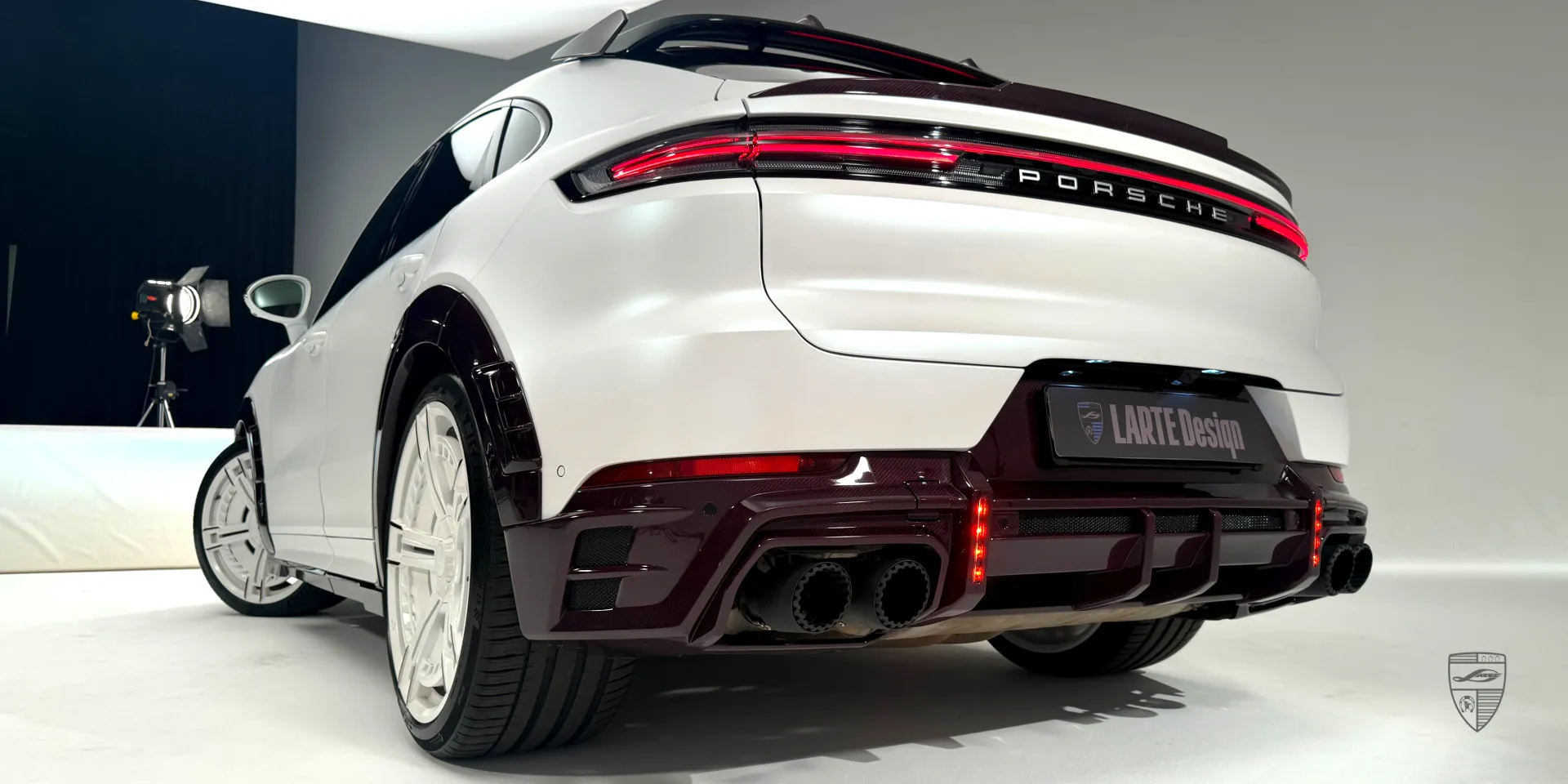 Aerodynamik eines weißen Cayenne: stromlinienförmiger Körper für Leistungstuning