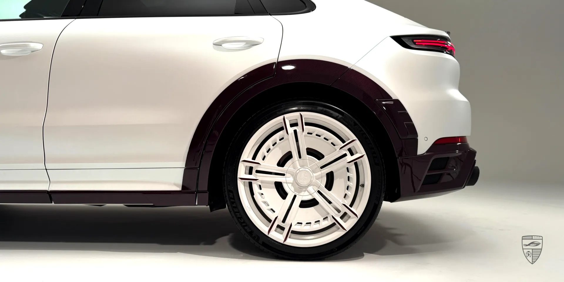 Karosseriedesign eines Porsche Cayenne — aerodynamisches Kit mit pinken Trocken‑Kohlefaser‑Elementen
