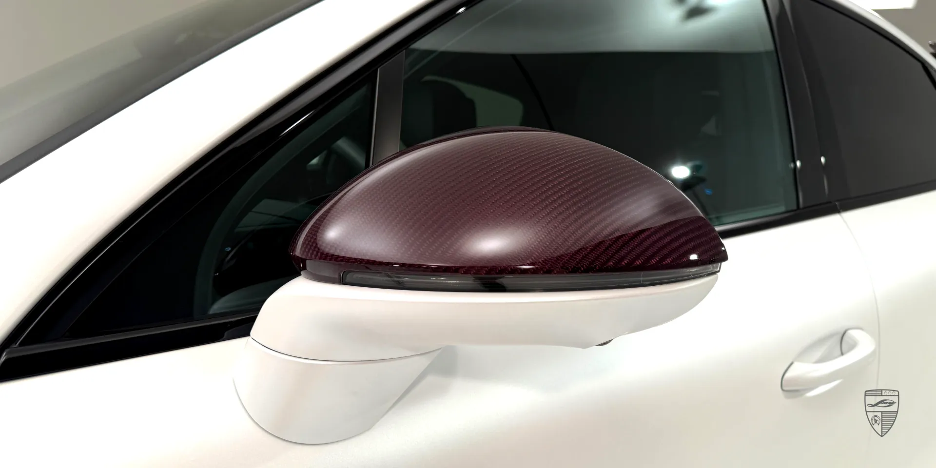 Außendesign eines weißen Porsche Cayenne: moderne Linien und Trocken‑Kohlefaserkarosseriedetails