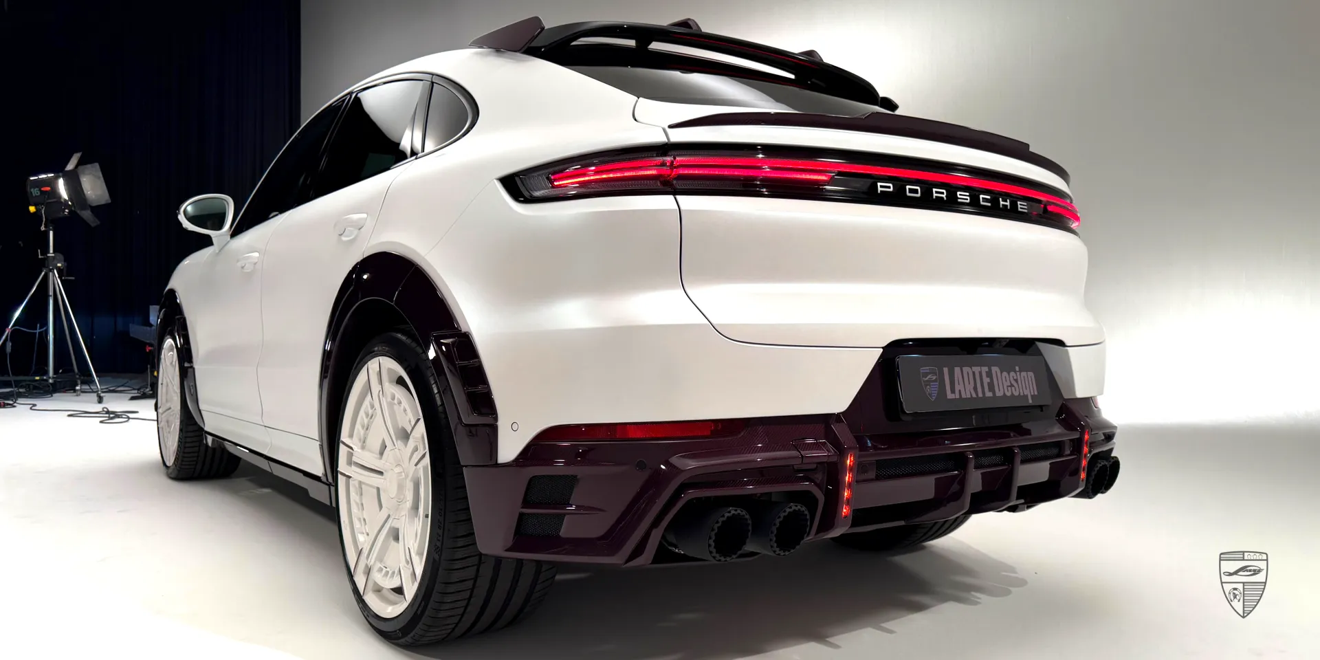 Leistungsstyling eines Porsche Cayenne — sportliches Karosserieset und Trocken‑Kohlefasertrim