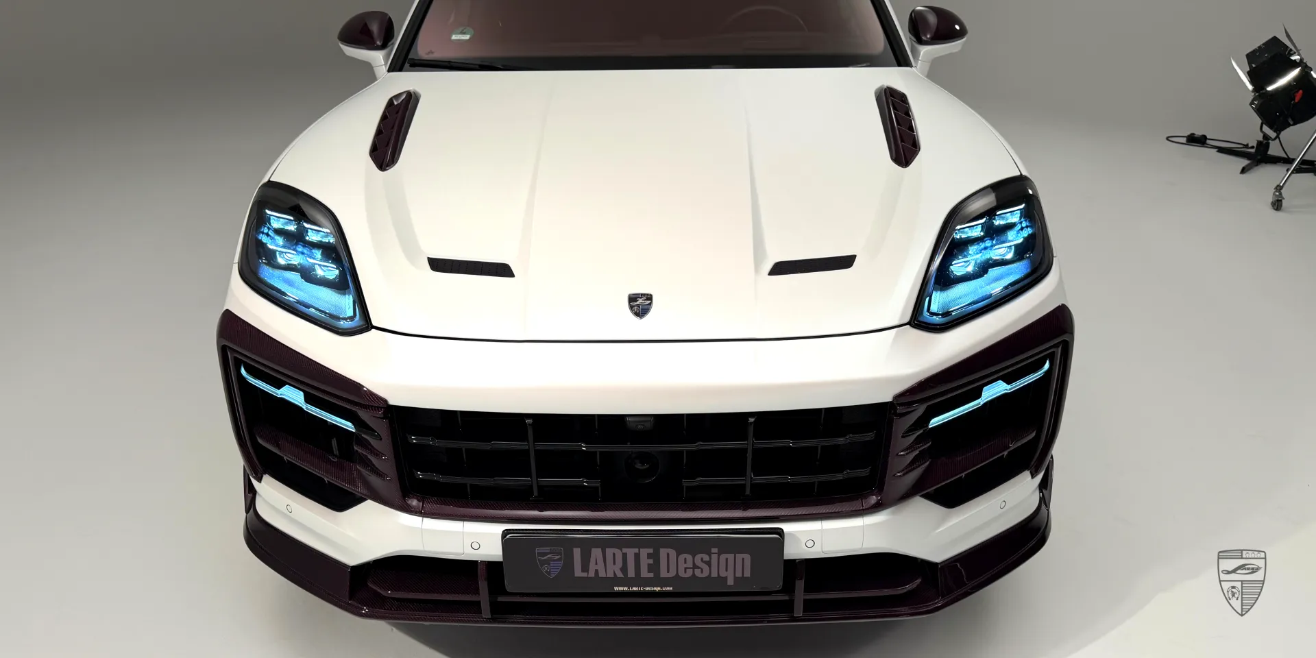 Sportliches Karosserieset am 2026 weißen Porsche Cayenne — verbesserte aerodynamische Abstimmung