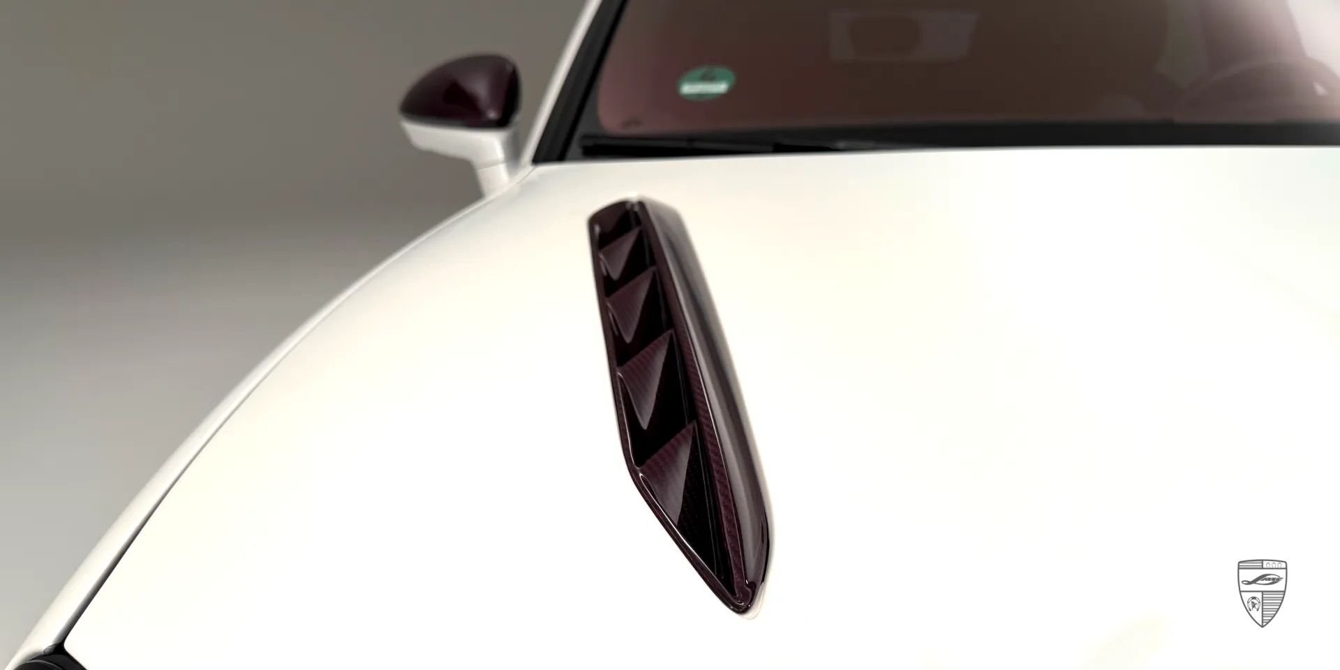 Weißer Cayenne Sport‑Design‑Paket: aggressives Styling und pinkene Trocken‑Kohlefaserdetails
