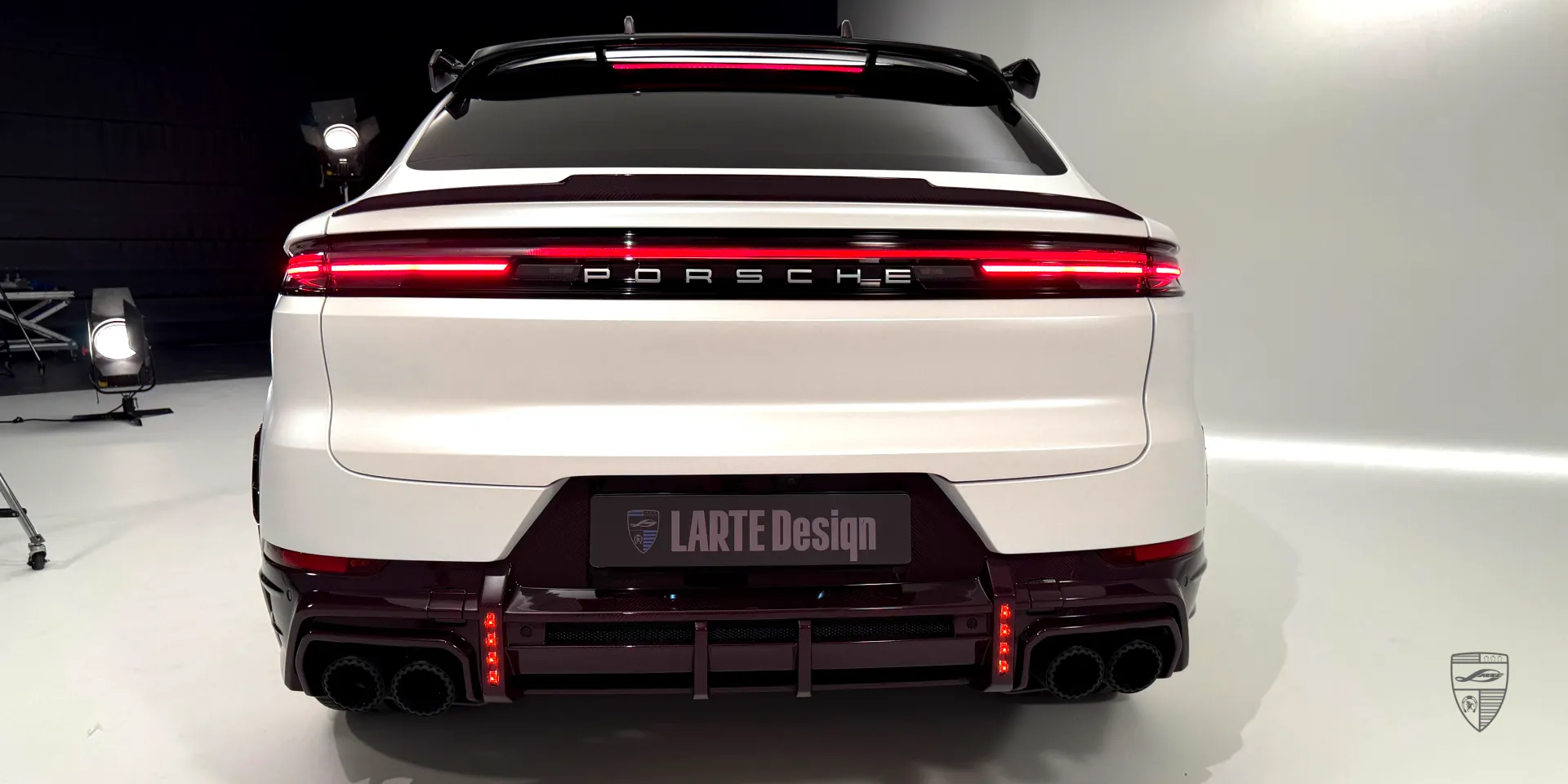 Styling eines weißen Porsche Cayenne — elegantes Karosserieset, Trocken‑Kohlefaserakzente