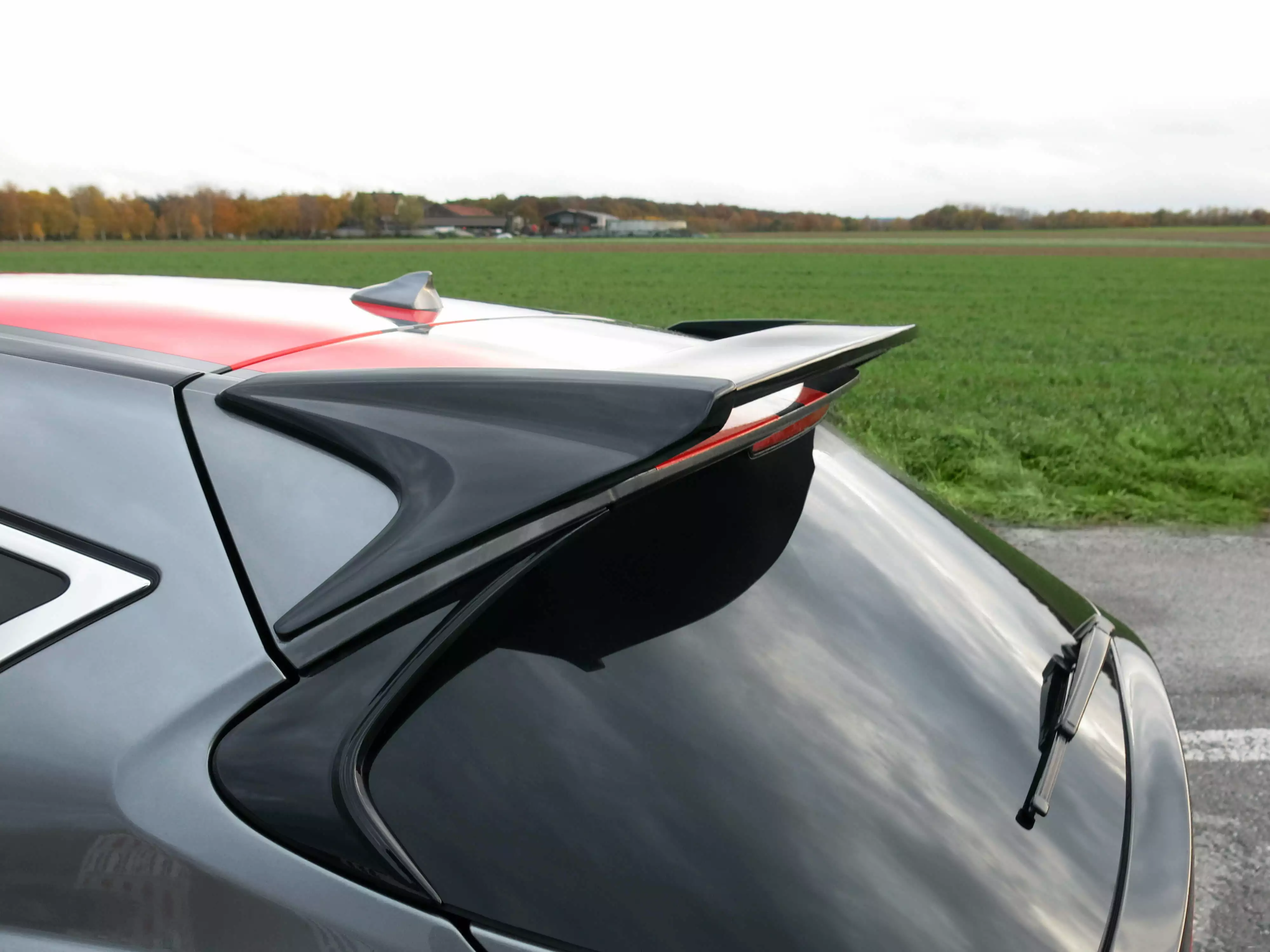 Erwerben Sie den glänzend schwarzen Dachspoiler für den Infiniti Q30 Luxury