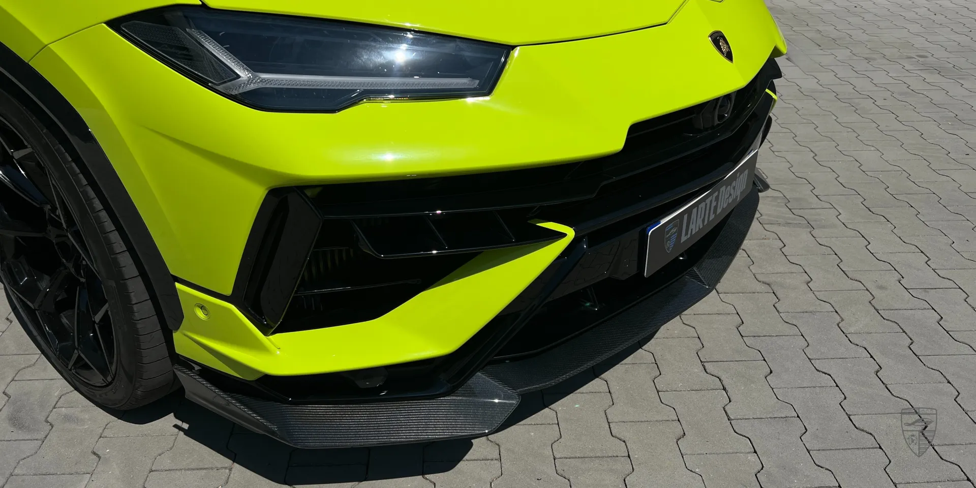 Gelb Urus Performante Frontstoßstange‑Upgrade: aggressiver Splitter und große Lufteinlässe