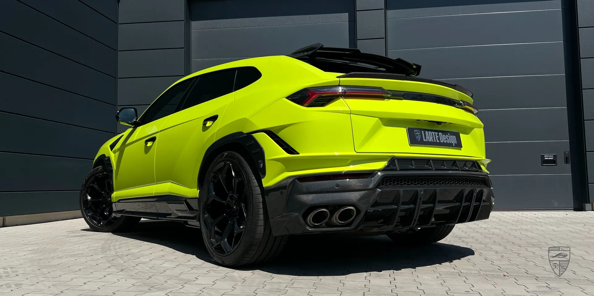 Gelb Urus Performante Widebody‑Kit: muskulöse Silhouette und ausgeformte Kotflügel