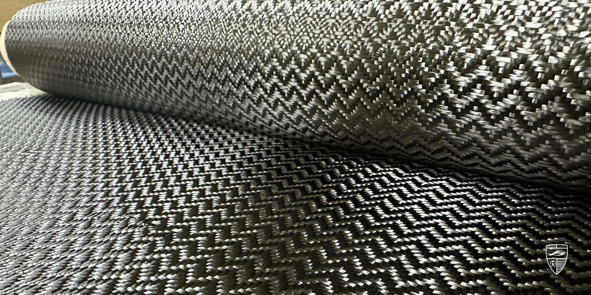 Carbon mit verschiedenen Texturen im Produktionsprozess bei LARTE Design