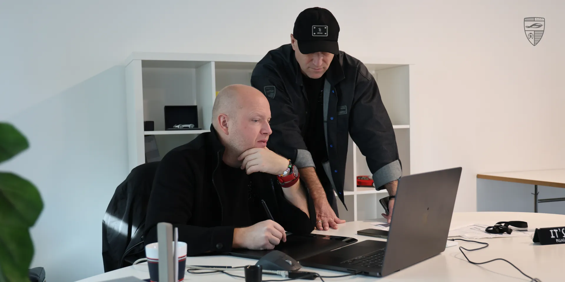 Zusammenarbeit im Studio: Designer Brano Mauks und Alexey von LARTE Design