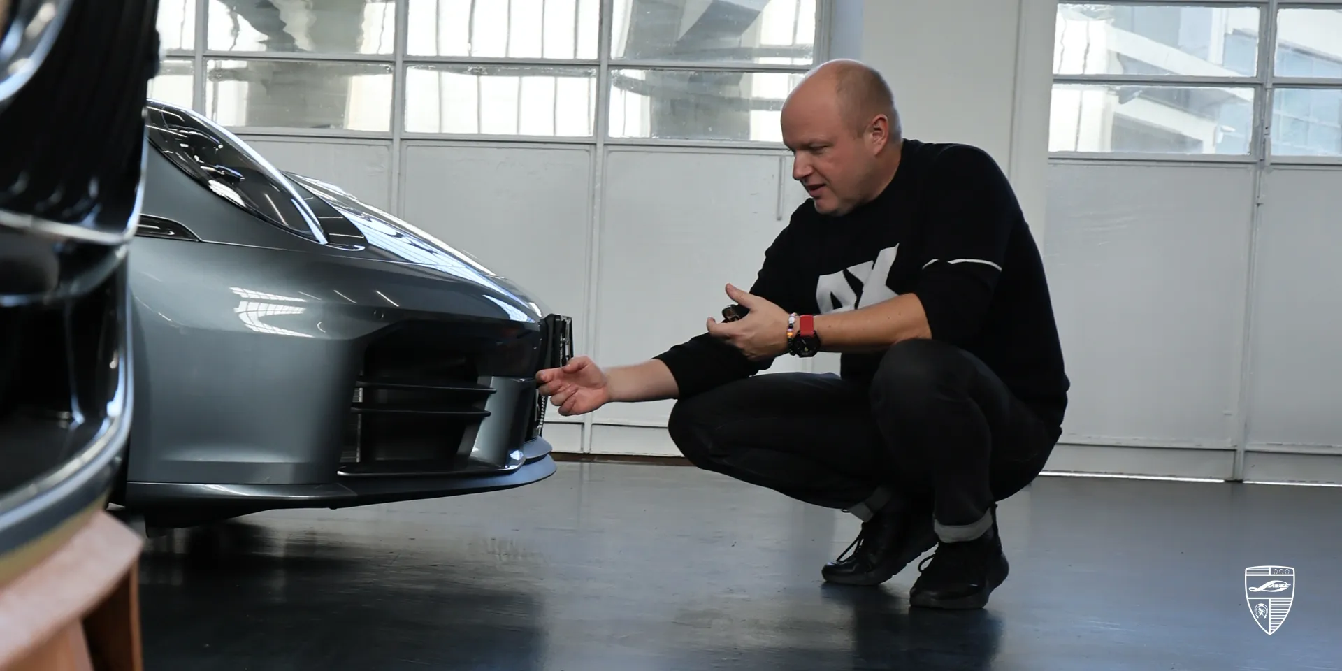 Brano Mauks betrachtet den Porsche 911 Carrera im LARTE Studio in Turin