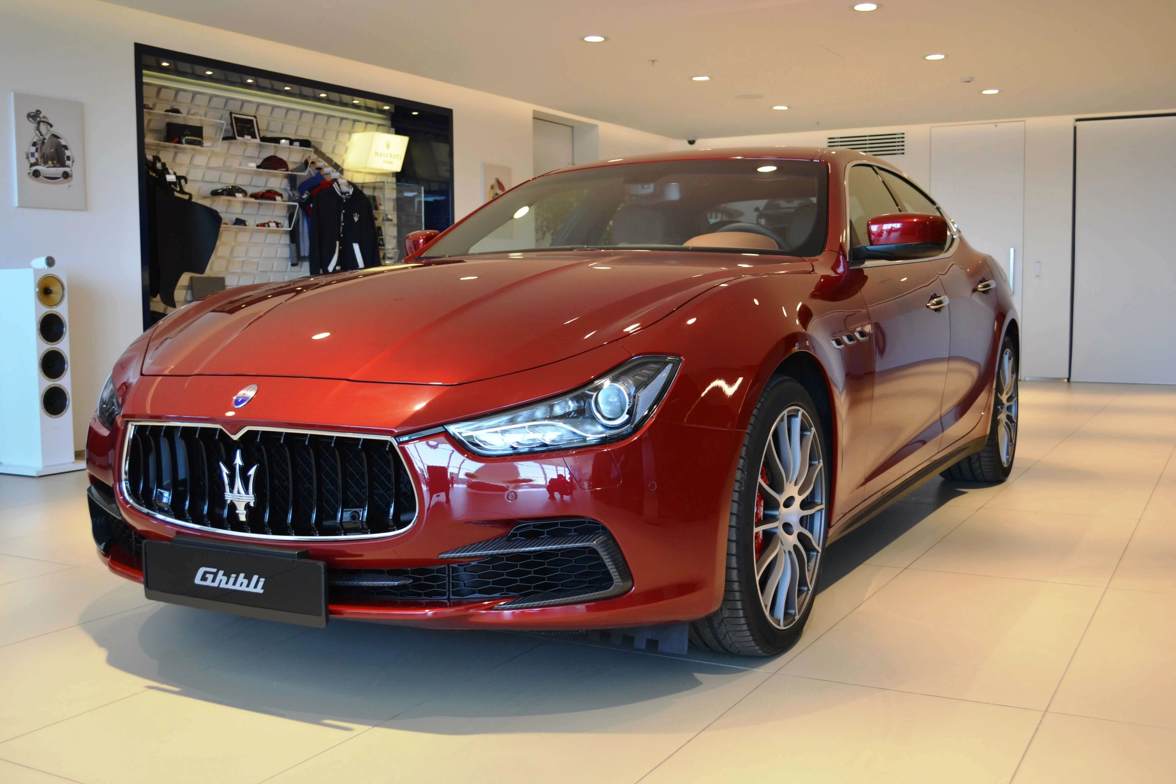 Kaufen Sie einen aerodynamischen Frontlippe für den Maserati Ghibli Modena 4trg. in Rot