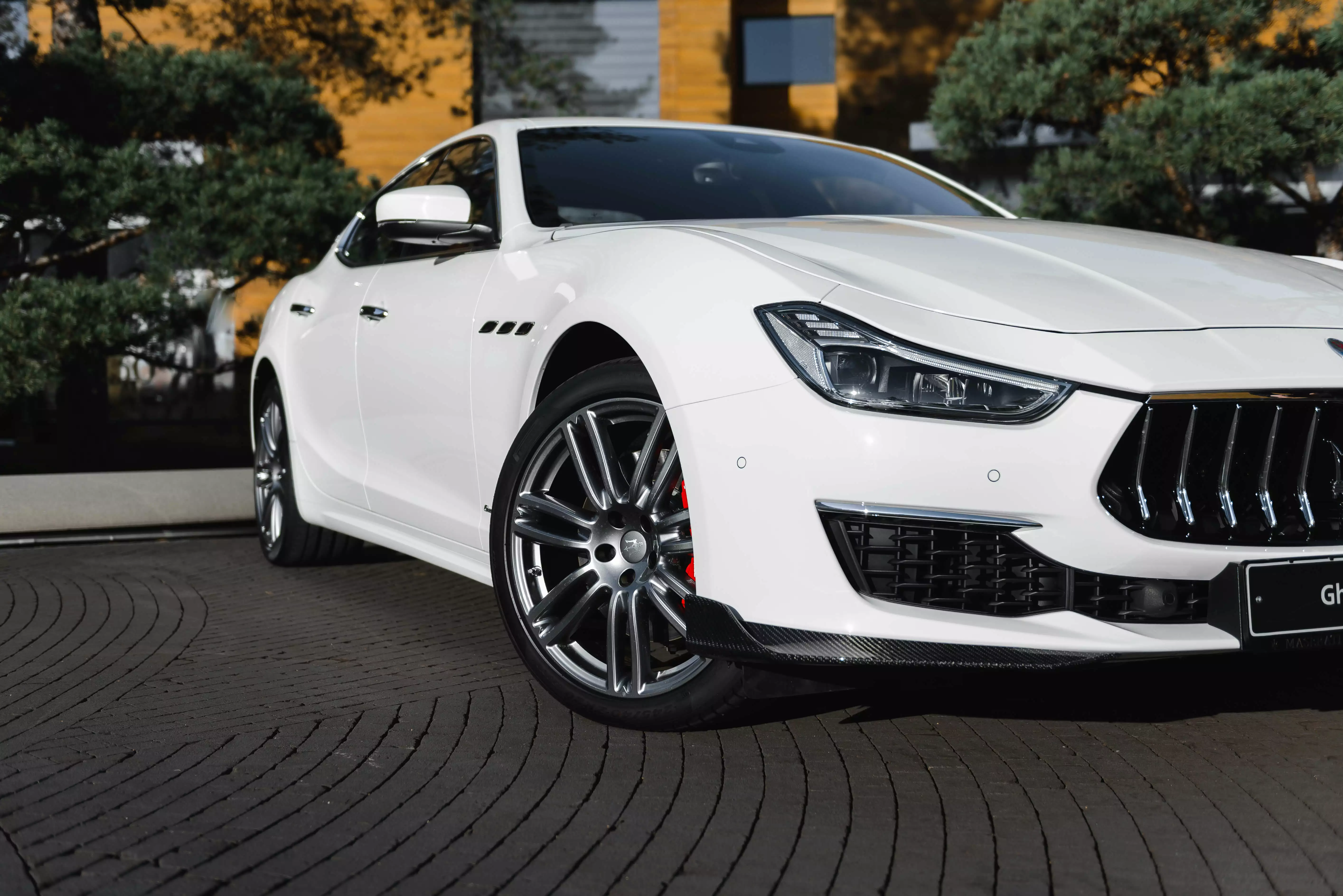 Erwerben Sie ein neues aerodynamisches Karbonfaser-Kit für den Maserati Ghibli Modena 4trg. mit weißem Exterieur