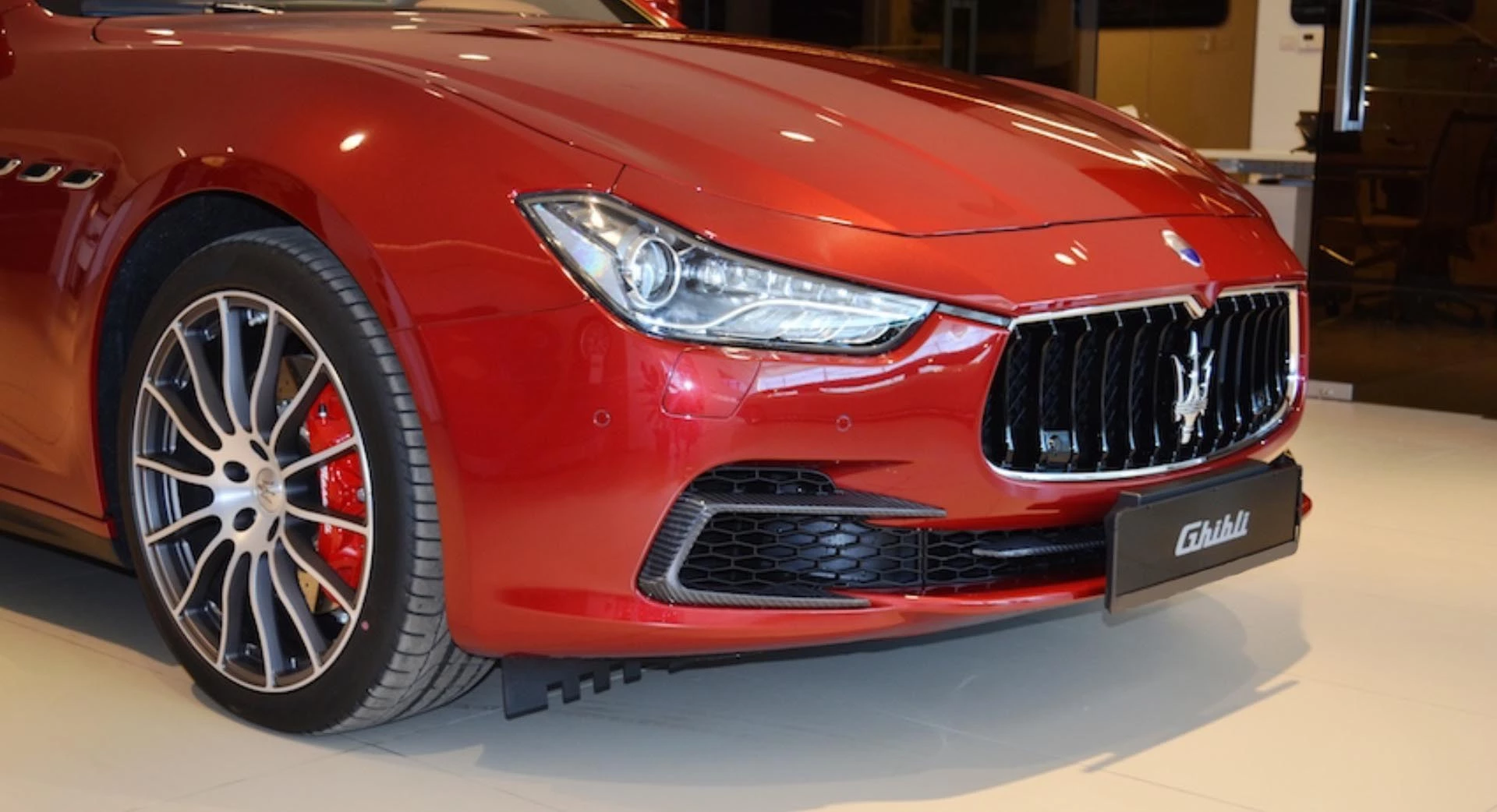 Kaufen Sie einen Frontstoßstangen-Splitter aus Karbonfaser für den Maserati Ghibli Modena 4trg. in Rot