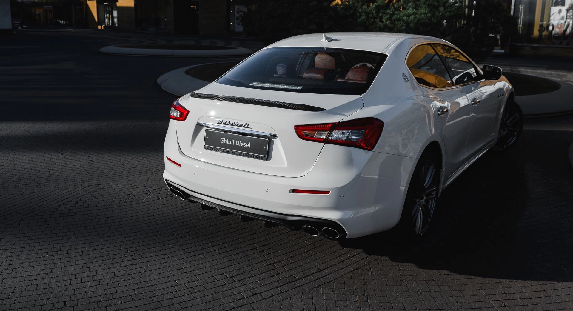 Kaufen Sie einen Heckstoßstangendiffusor aus Kohlefaser für den Maserati Ghibli Modena 4dr mit weißer Außenfarbe