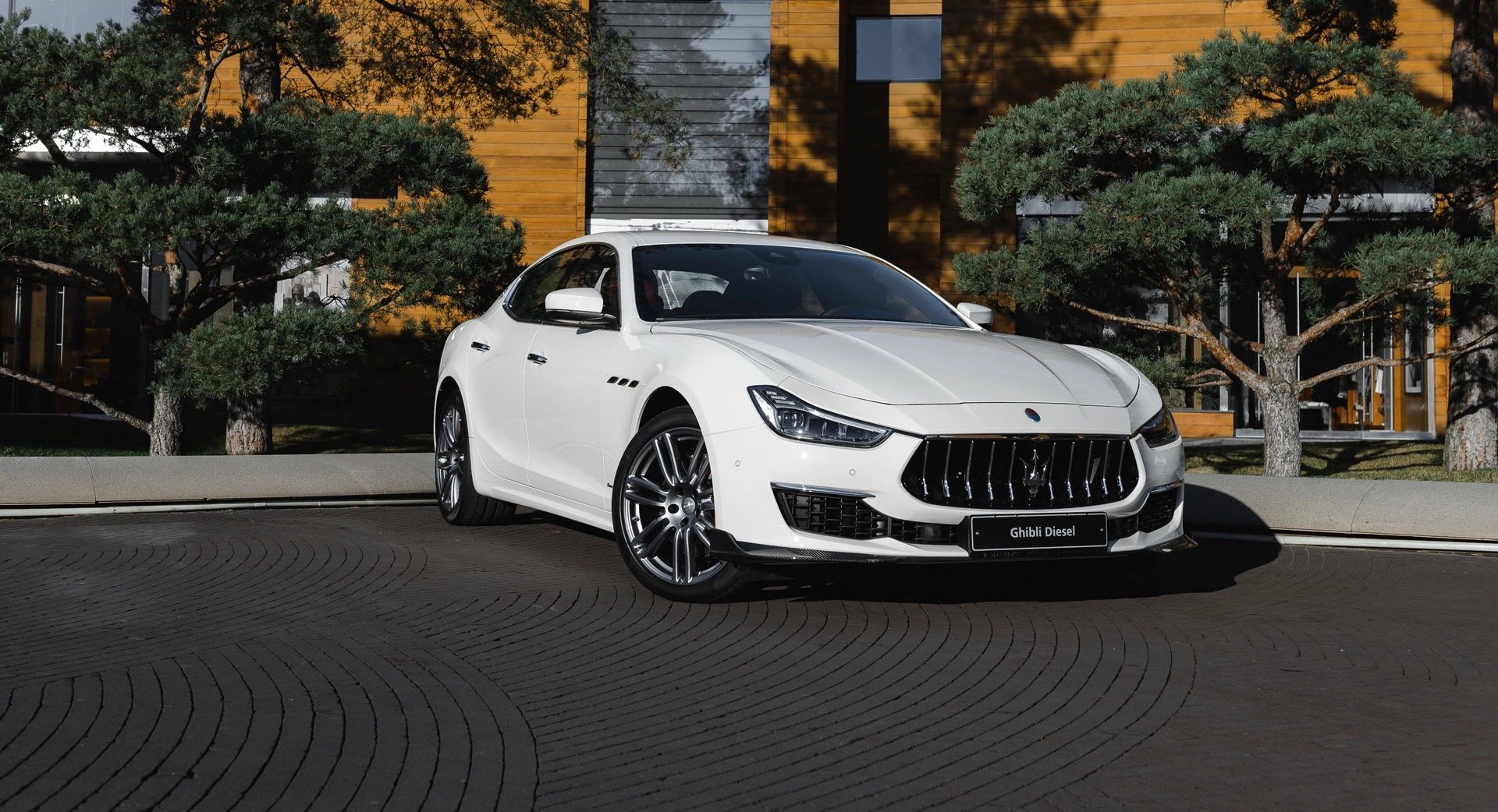 Kaufen Sie das Karosserie-Kit 2024 für den Maserati Ghibli Modena 4dr mit weißer Außenfarbe