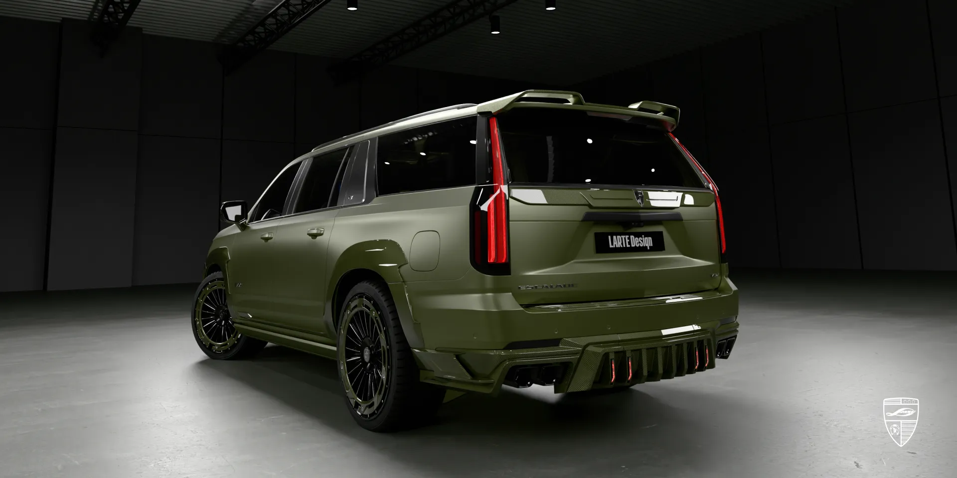 Cadillac Escalade ESV in Grün — Heckprofil mit Bodykit und optimierter Rad‑Kotflügel‑Balance