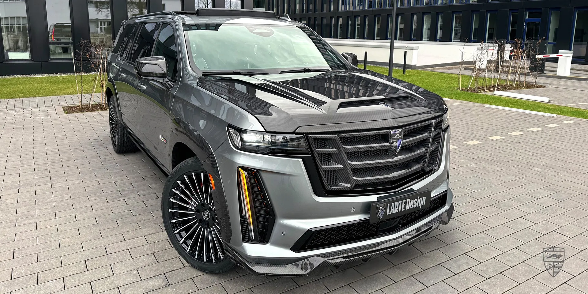 Cadillac Escalade facelift with prepreg carbon upgrade