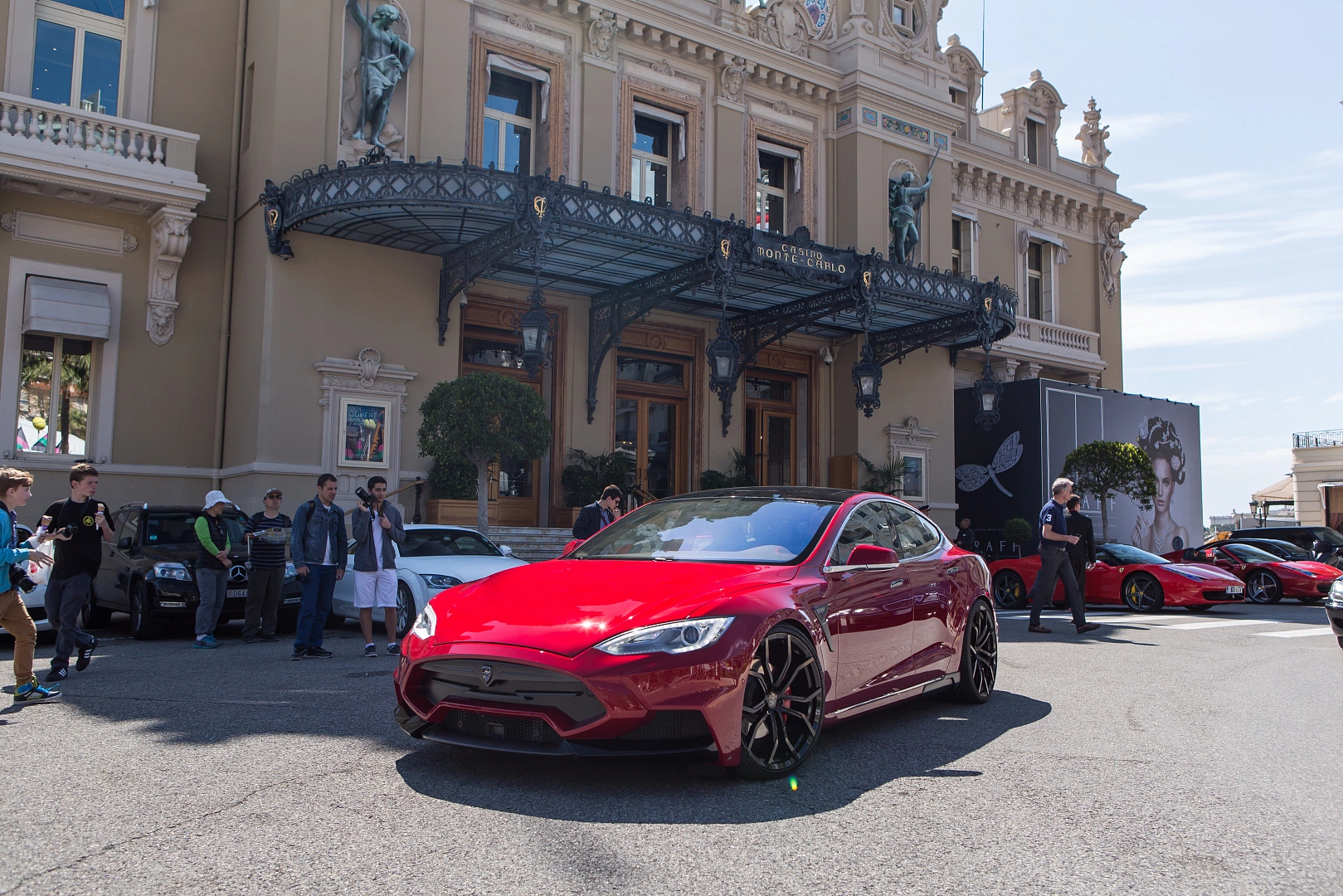 Tesla Model S mit Karosserie-Kit aus Kohlefaser in Monte Carlo