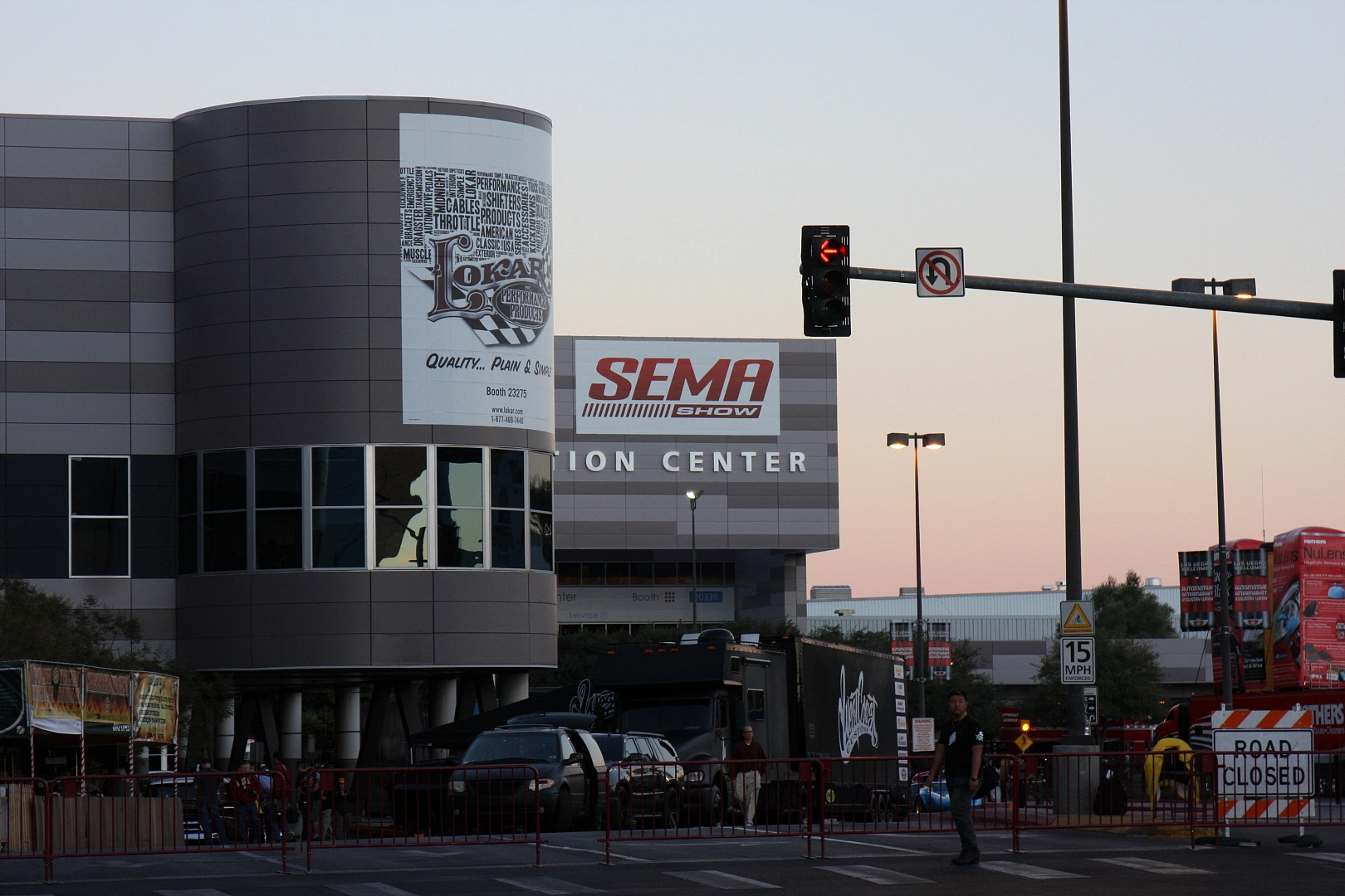 Das SEMA Show-Logo am Gebäude