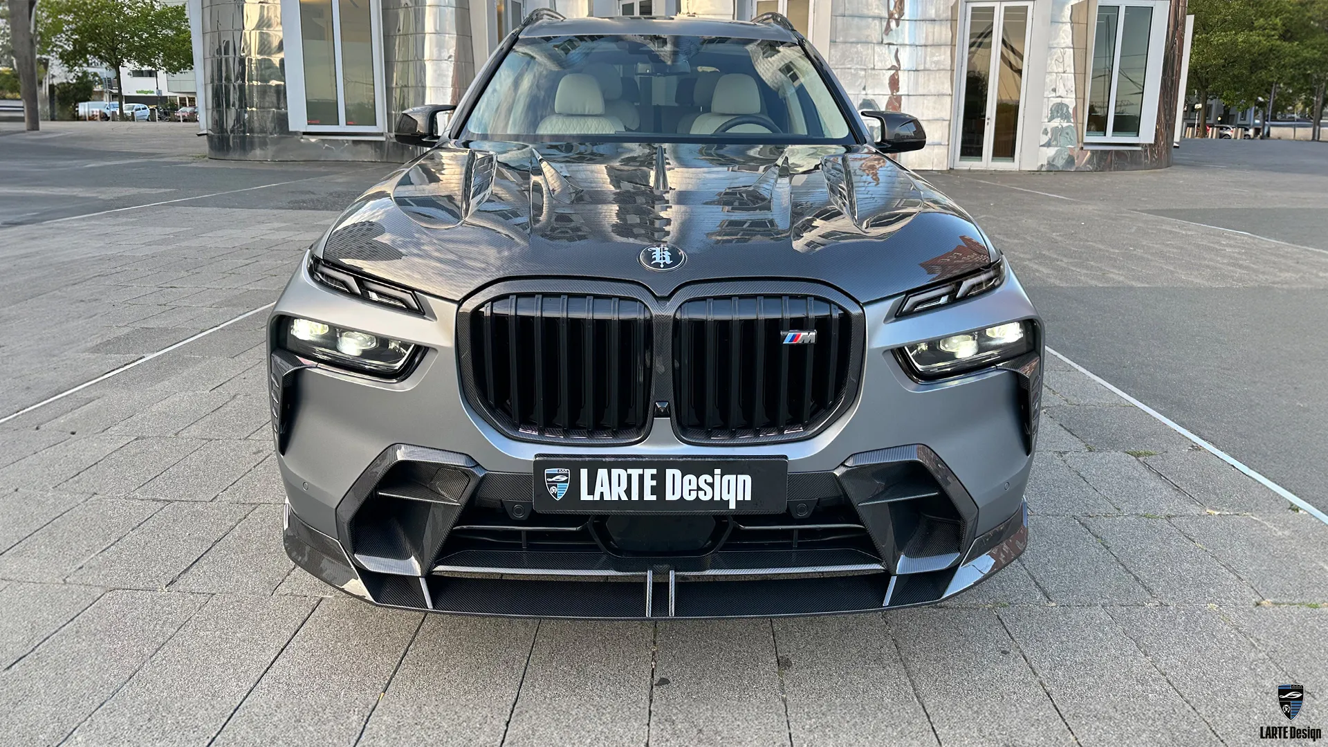 BMW X7 G07 with exclusive premium tuning kit from Larte Design.