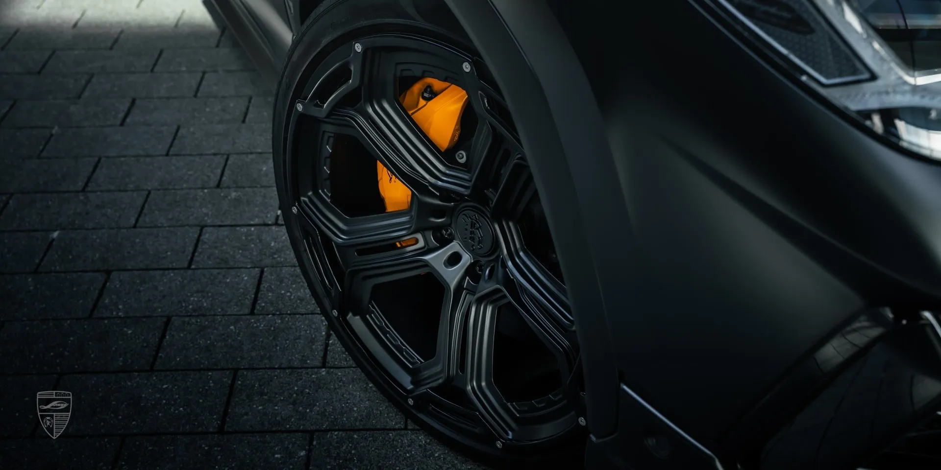 Auf Individualität ausgelegt: mattes Carbon‑Karosserieset am Lamborghini Urus S