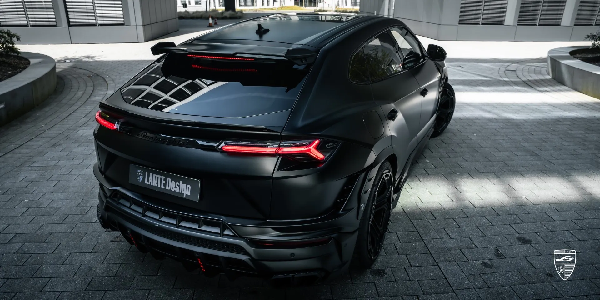 Dynamisches Seitenprofil: URUS S mit mattem Carbon‑Karosserieset