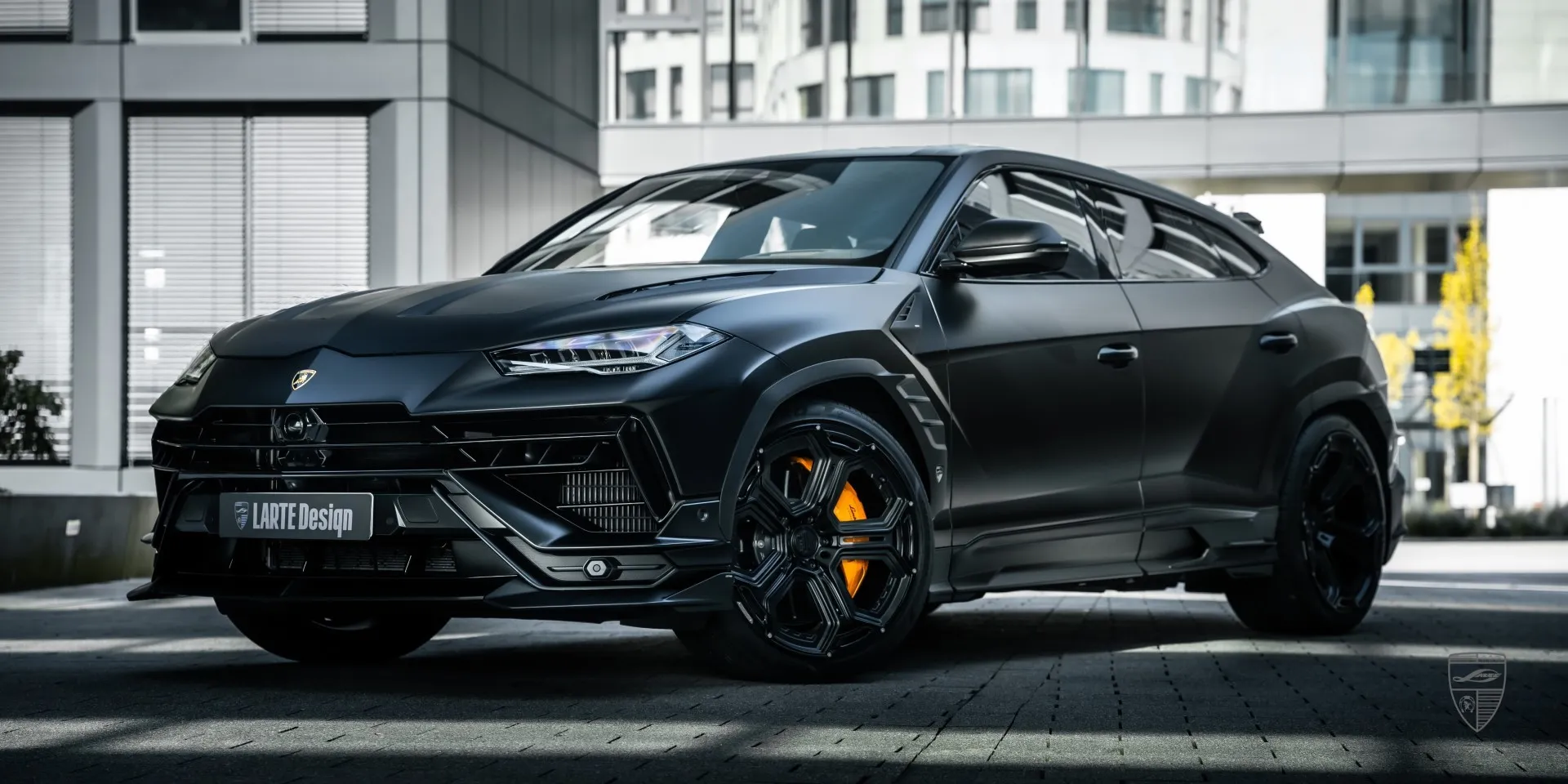 Straßenbeherrschende SUV‑Haltung: URUS S mit mattem Carbon‑Set