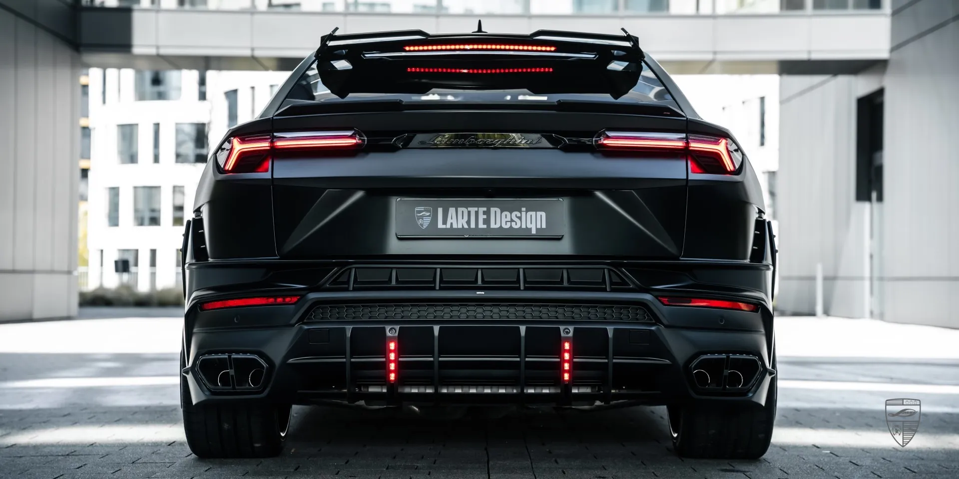 Für die Rennstrecke geeignete SUV‑Optik: mattes Carbon‑Karosserieset am URUS S