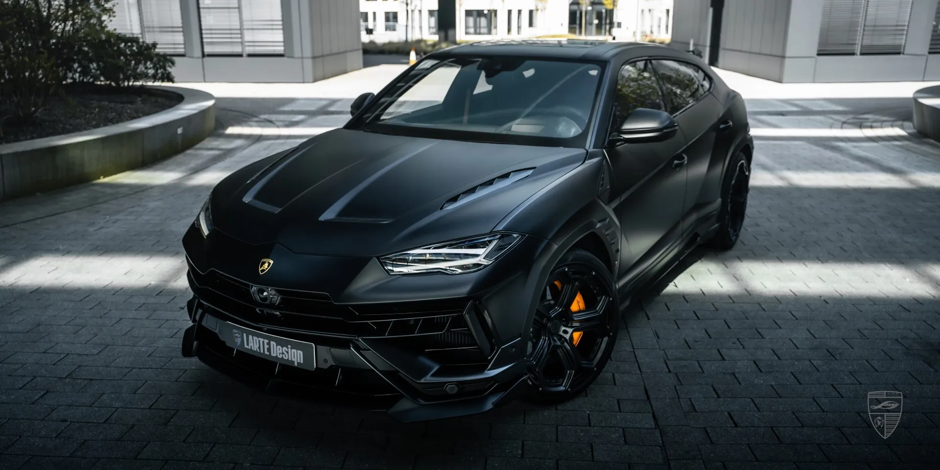 VIP‑Anpassung: mattes Carbon‑Karosserieset verbessert das Design des URUS S