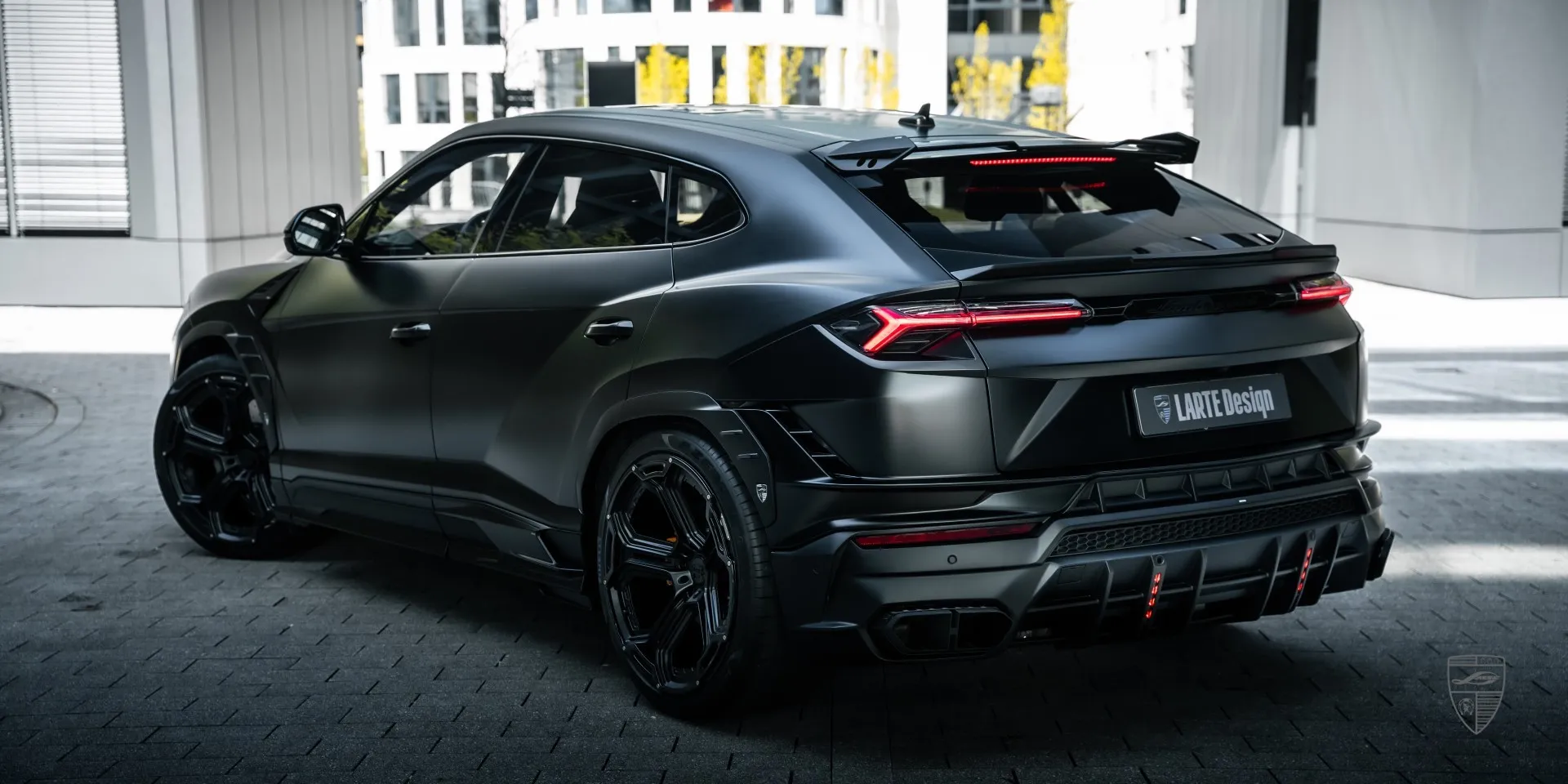 Individuelles Widebody‑Urus: mattes Carbon‑Set verleiht eine kühne Präsenz