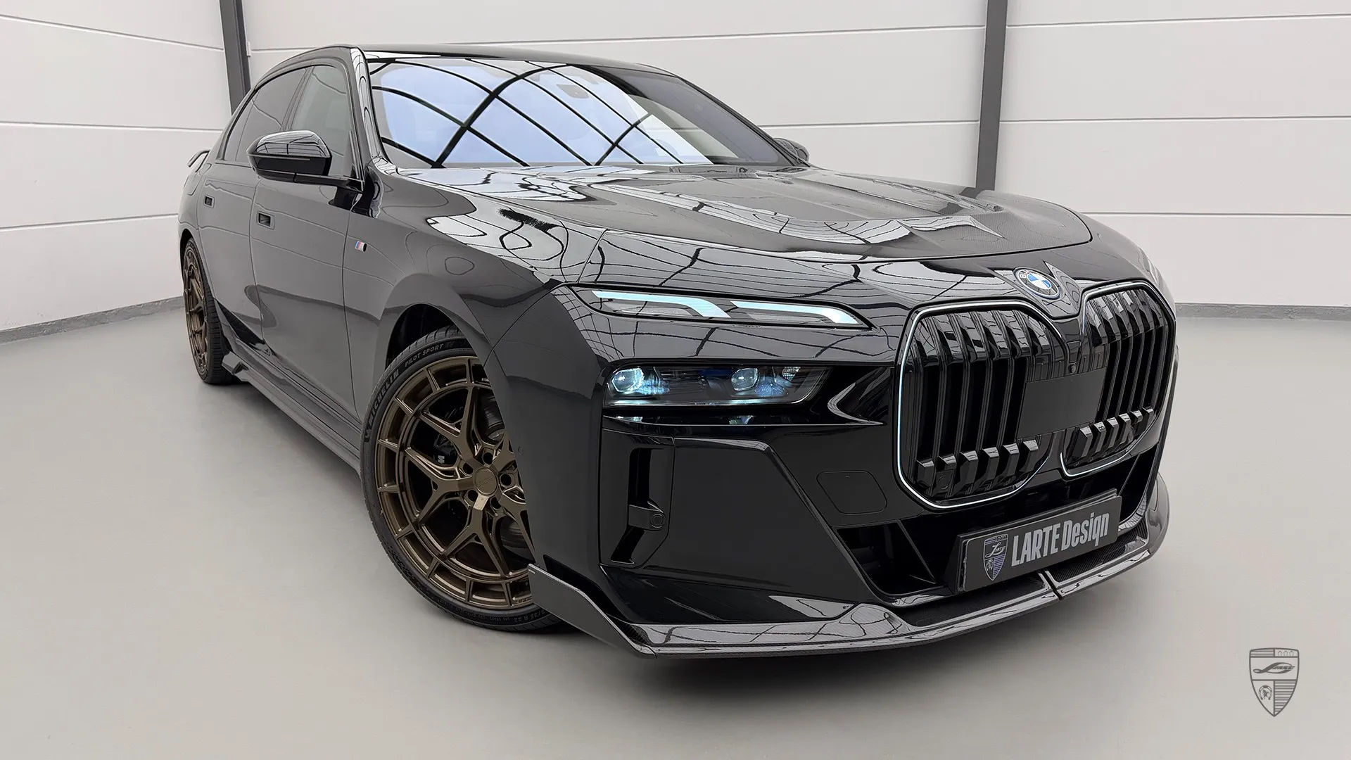 Individueller BMW i7 Facelift — Sapphirschwarze Limousine aus Belgien mit Carbon‑Erscheinungspaket