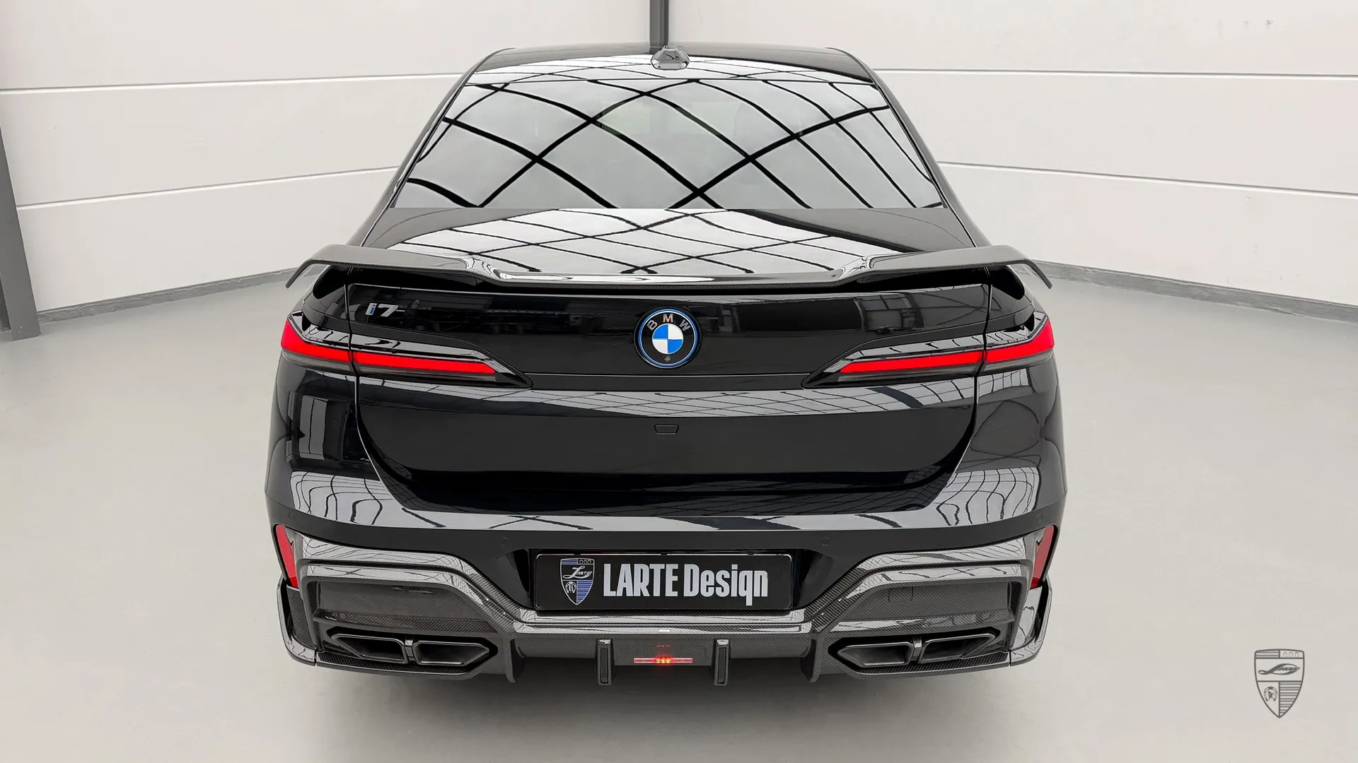 Sammleredition BMW i7 in Sapphirschwarz — agressives Styling und Carbon‑Upgrades