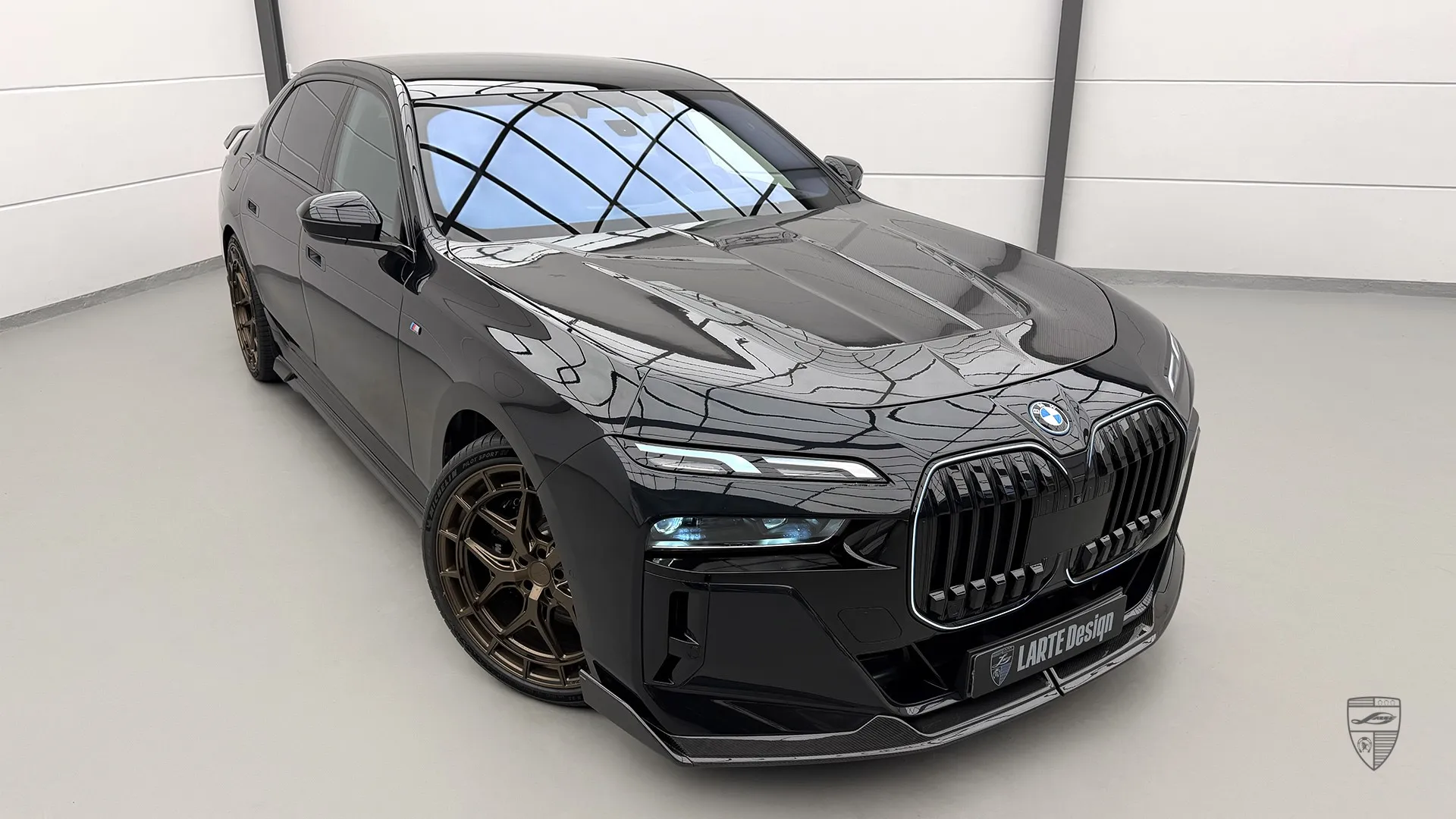 Sapphirschwarzer i7 aus Belgien: Luxusauto‑Upgrade mit sportlichem Look und dunklem Styling