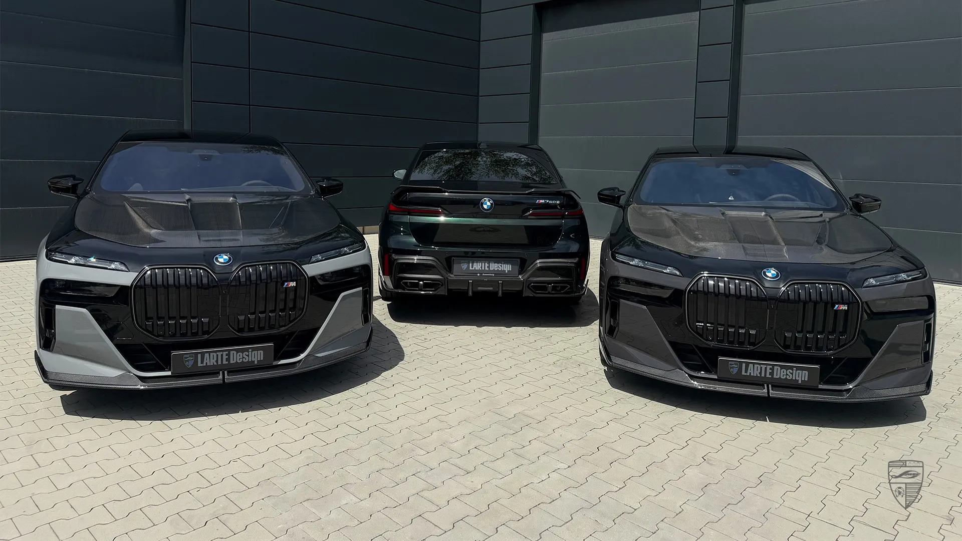 BMW i7 mit zwei individualisierten Fahrzeugen und modernem Exterieur-Design