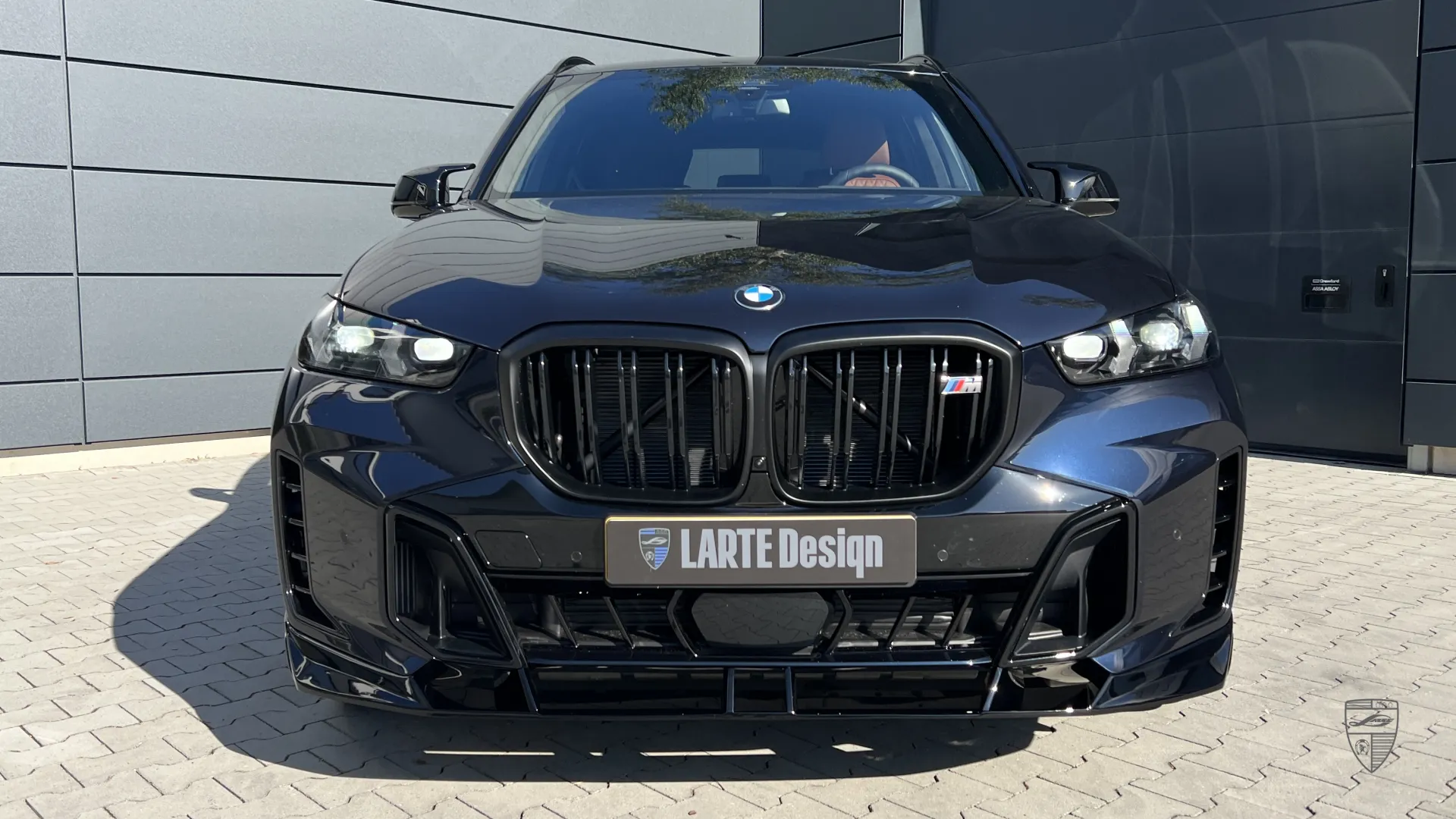 BMW X5 G05 Facelift Frontansicht mit modernem Exterieur-Upgrade und markantem Styling