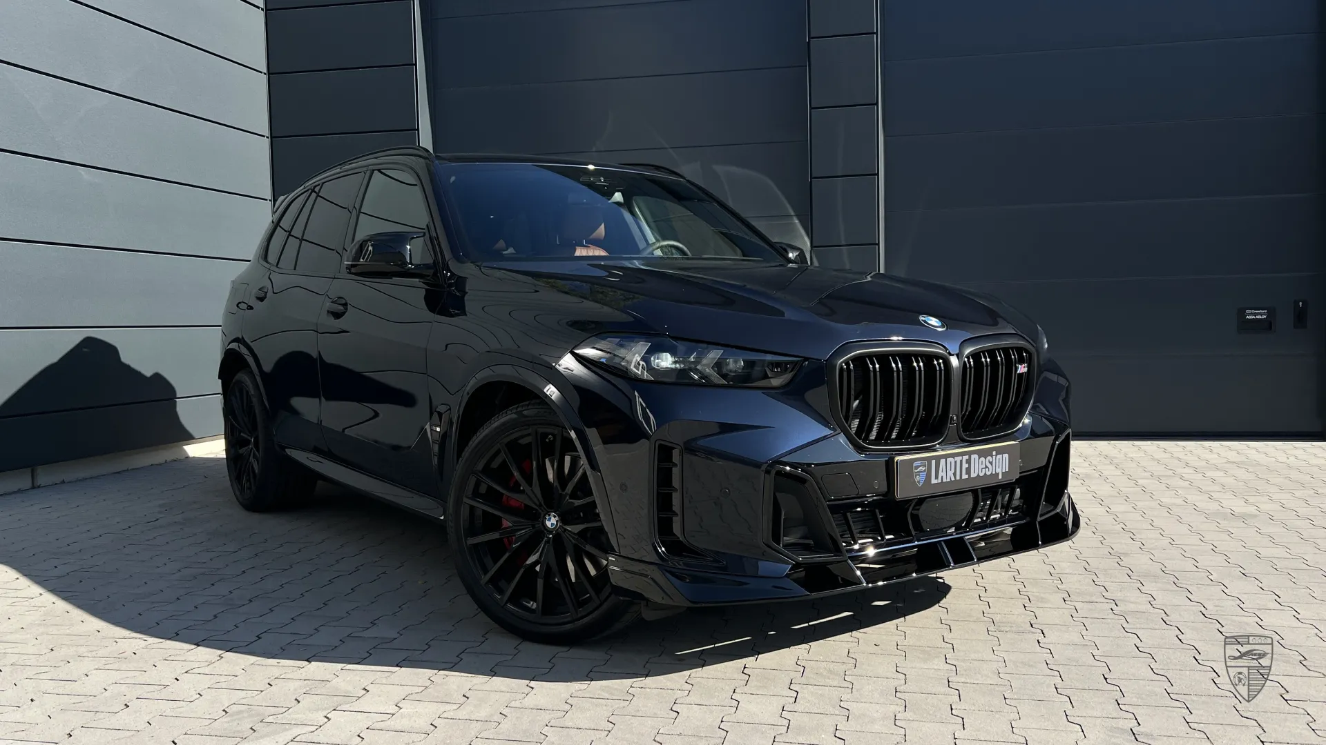 BMW X5 LCI in Dunkelblau mit individuellem Exterieur-Styling und eleganten Upgrades
