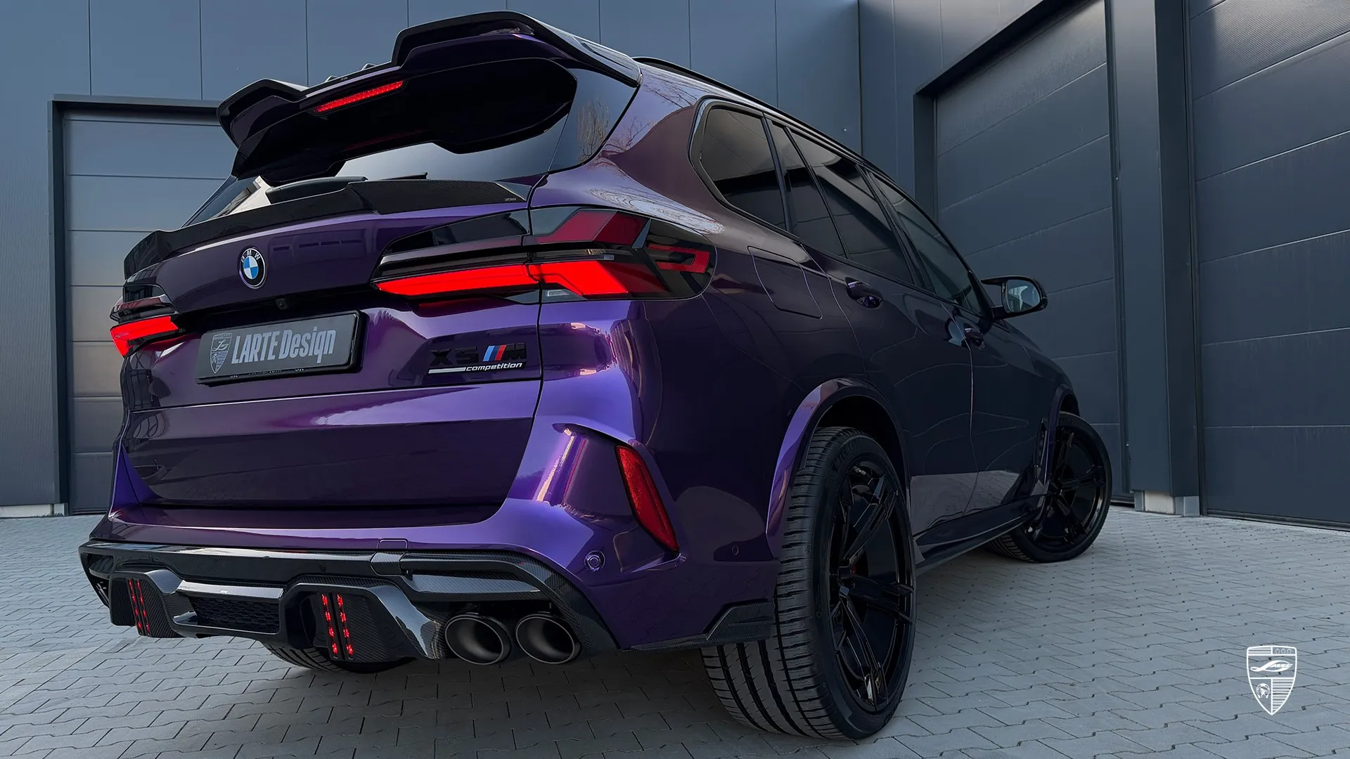 BMW F95 LCI X5M rear angle in purple with modern facelift design