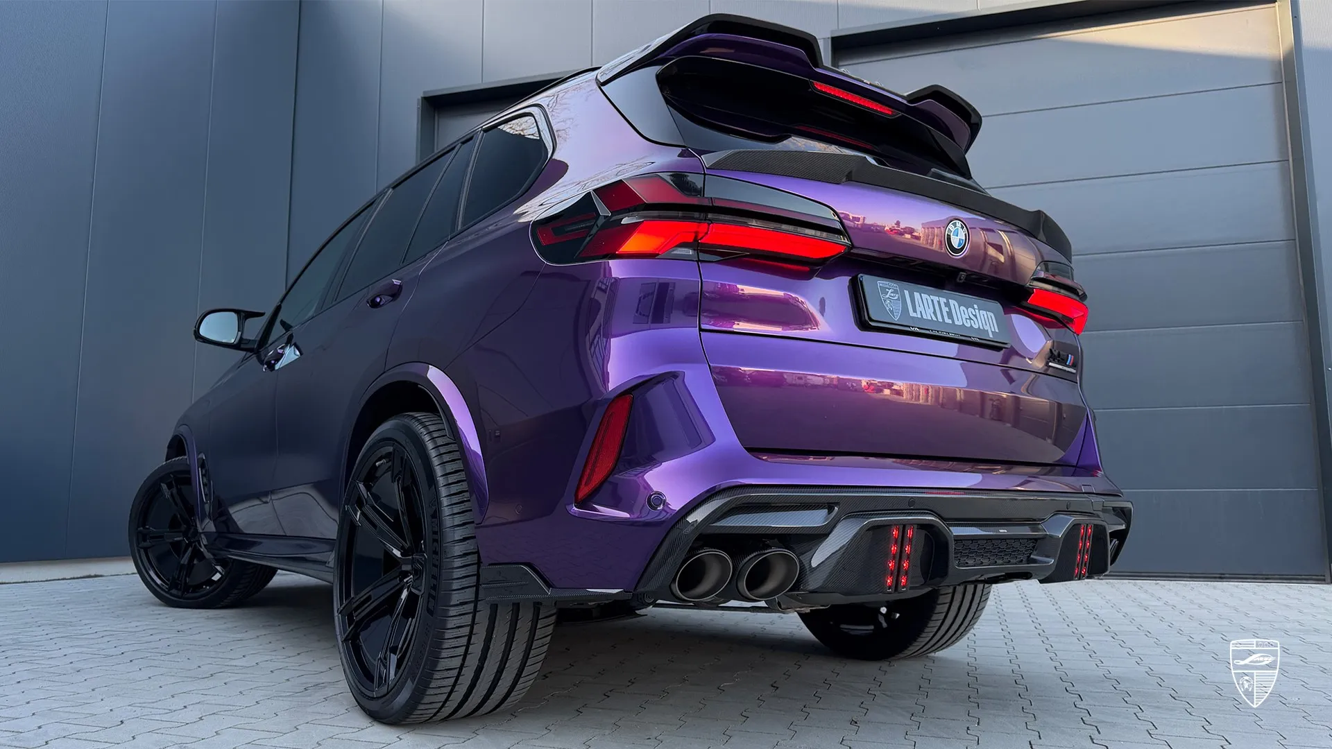 BMW F95 X5M Facelift rear view in purple with sporty design