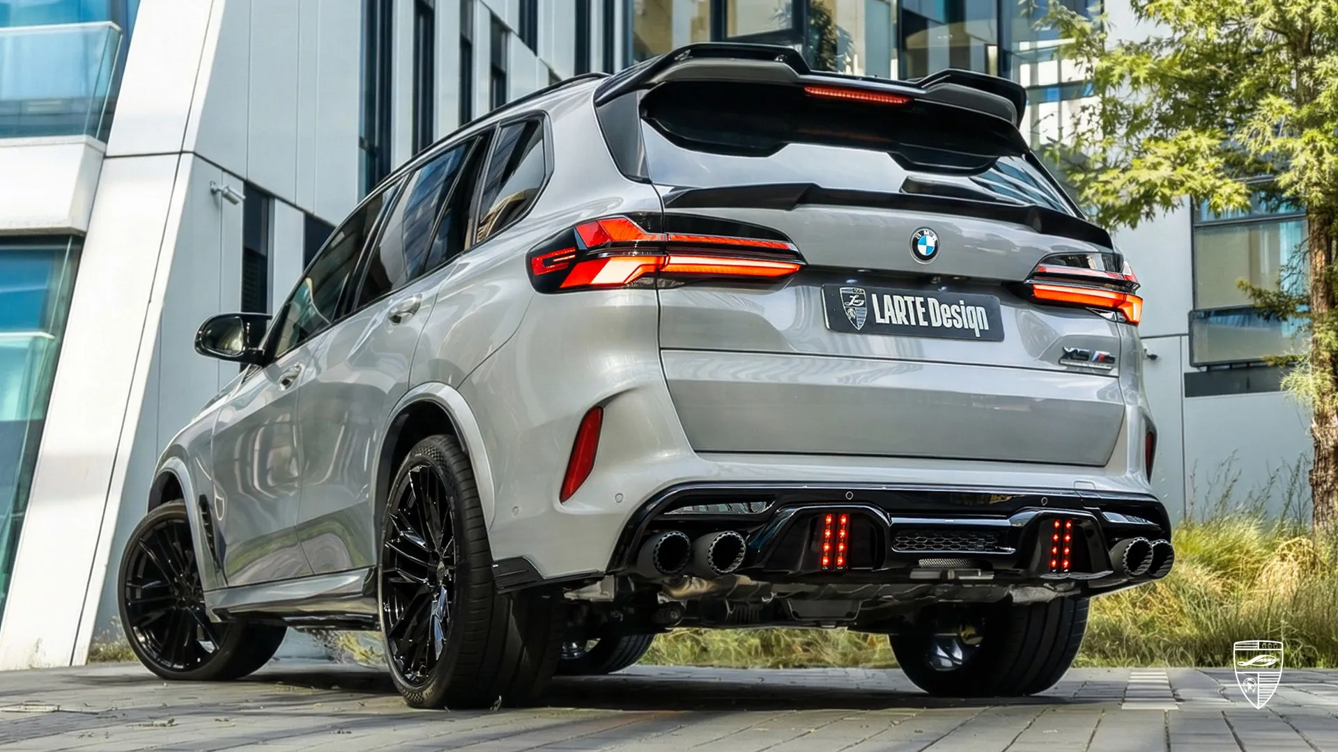BMW X5M F95 in Frozen Pure Grey: Leistungs‑SUV mit aggressivem Außen‑Styling und sportlichem Look