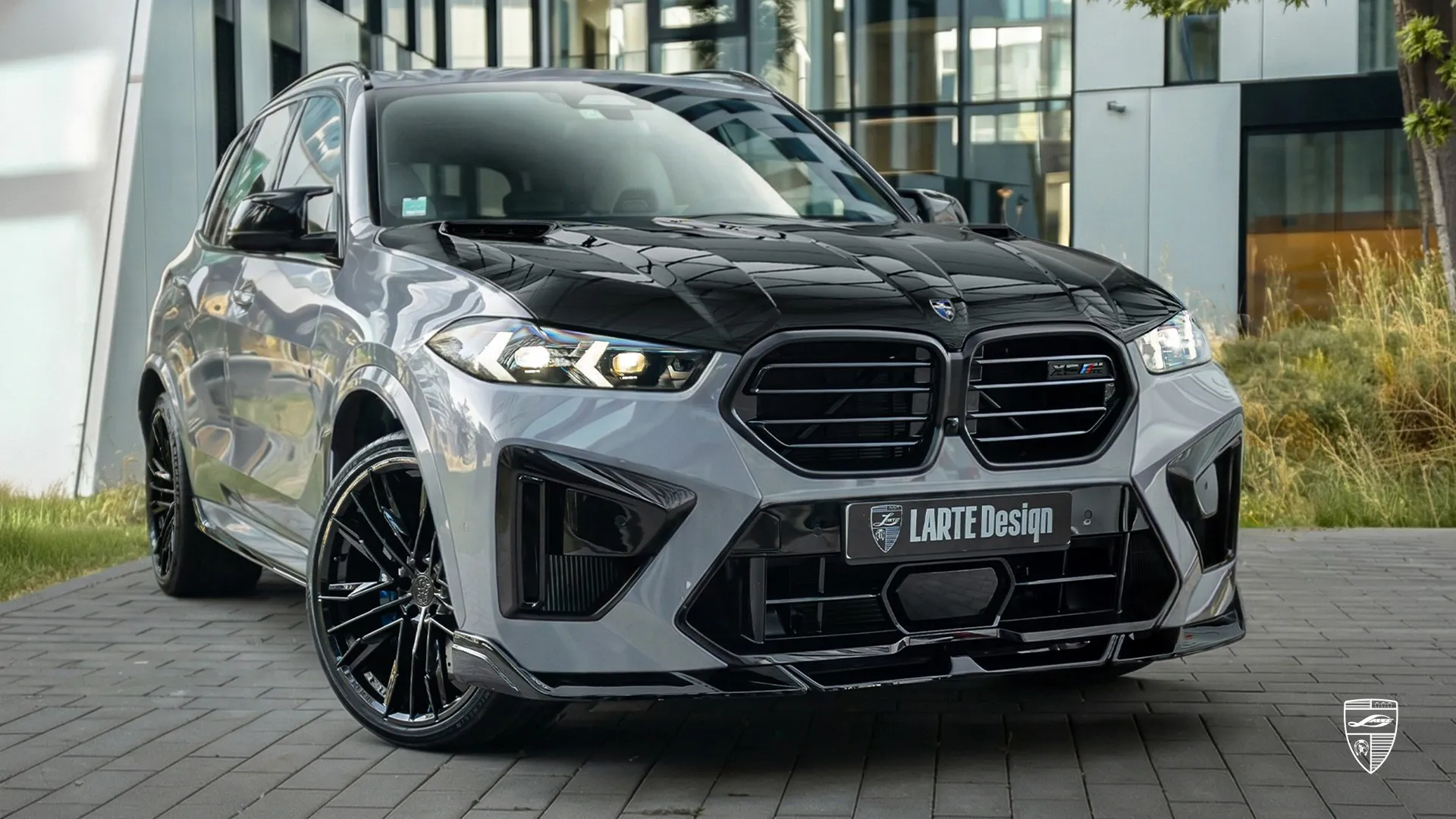 Frontansicht des getunten Sport‑SUV BMW X5M F95 LCI mit individuellem Styling